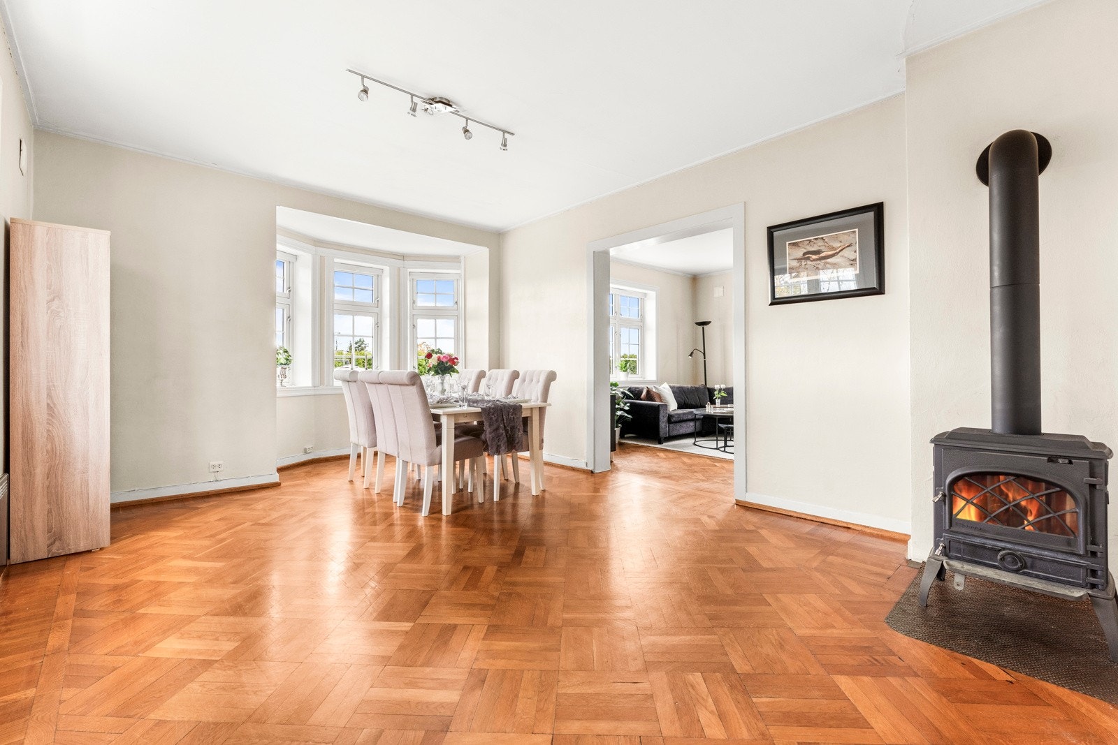 Spisestuen er stor og i lyse og gode farger. Her har man også en ekstra peisovn Galleribilde