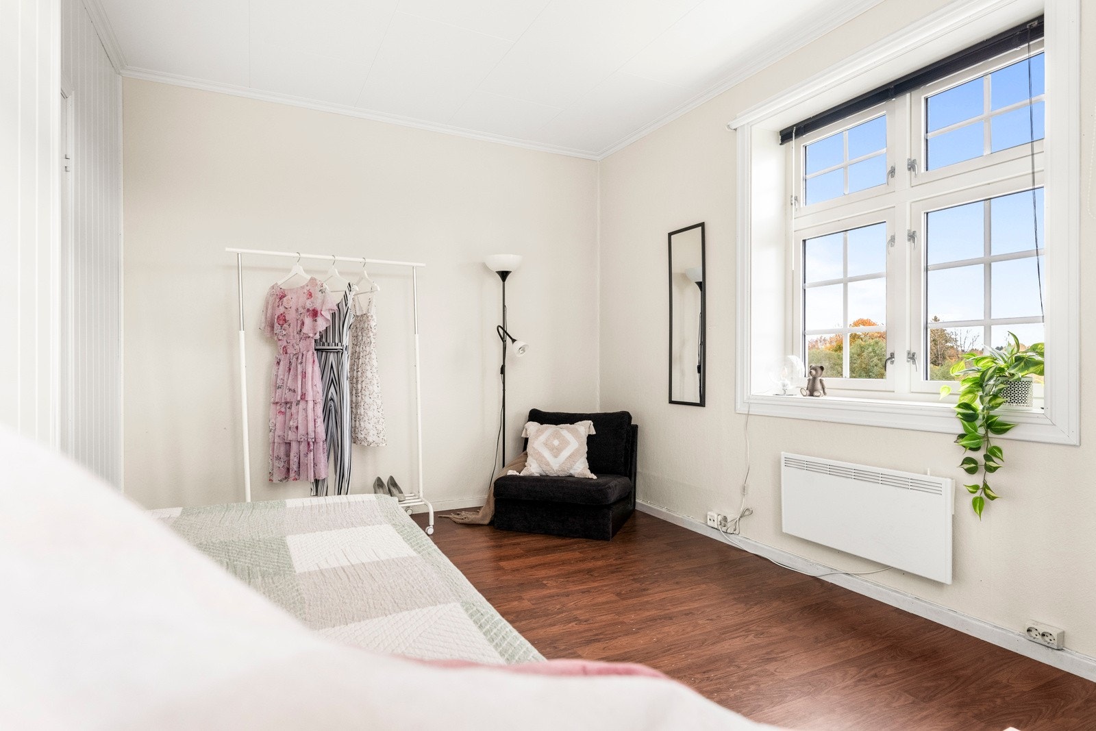 Soverommet har rikslig med naturlig lys og flott utsikt fra vinduene Galleribilde