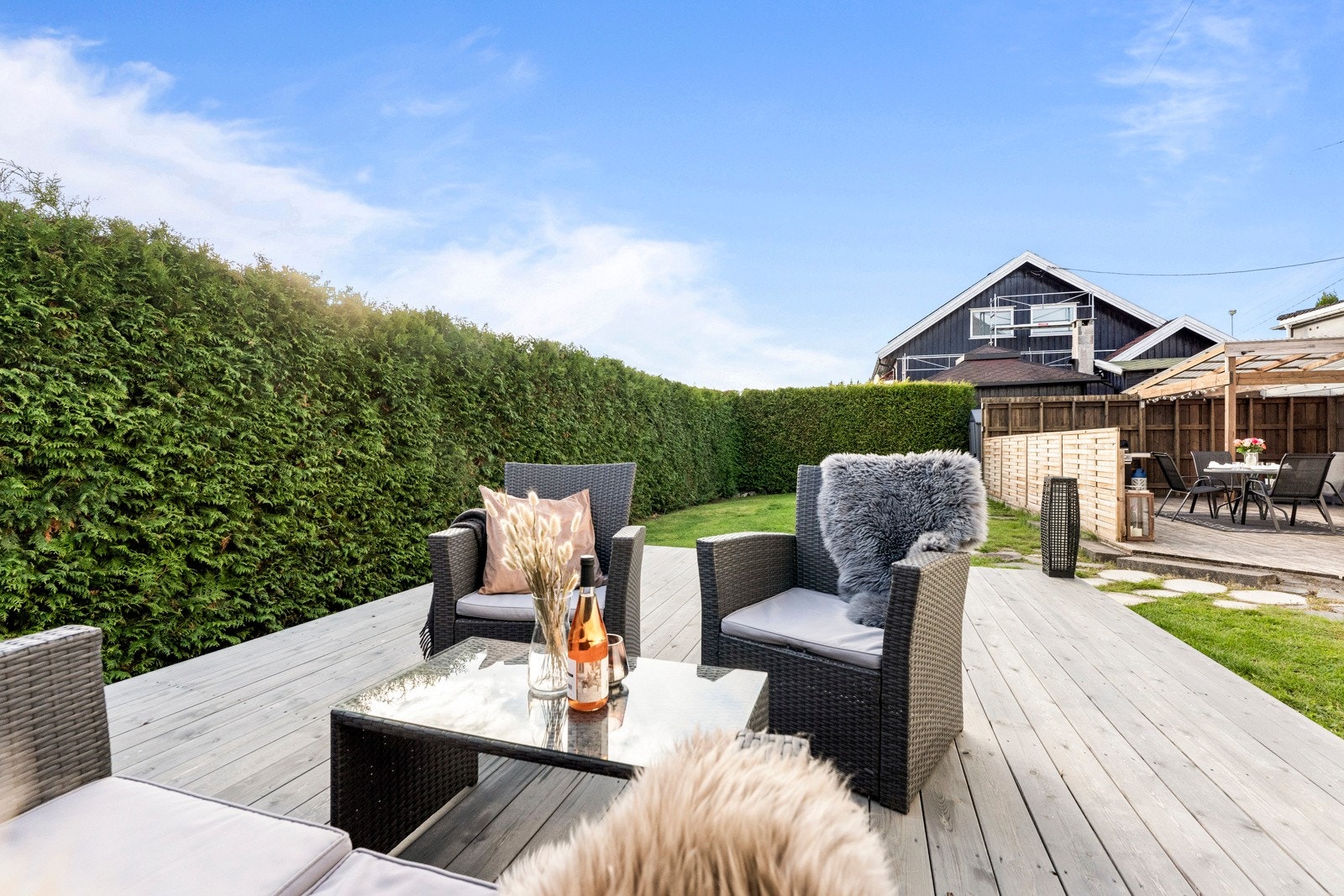 Hagen er romslig og skjermet hvor barna kan leke fritt på store utearealer Galleribilde