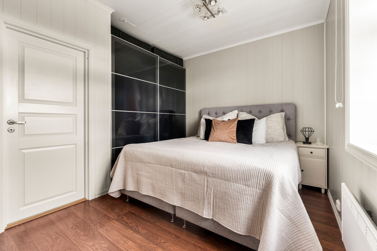 Soverommet er i lune og gode farger Galleribilde