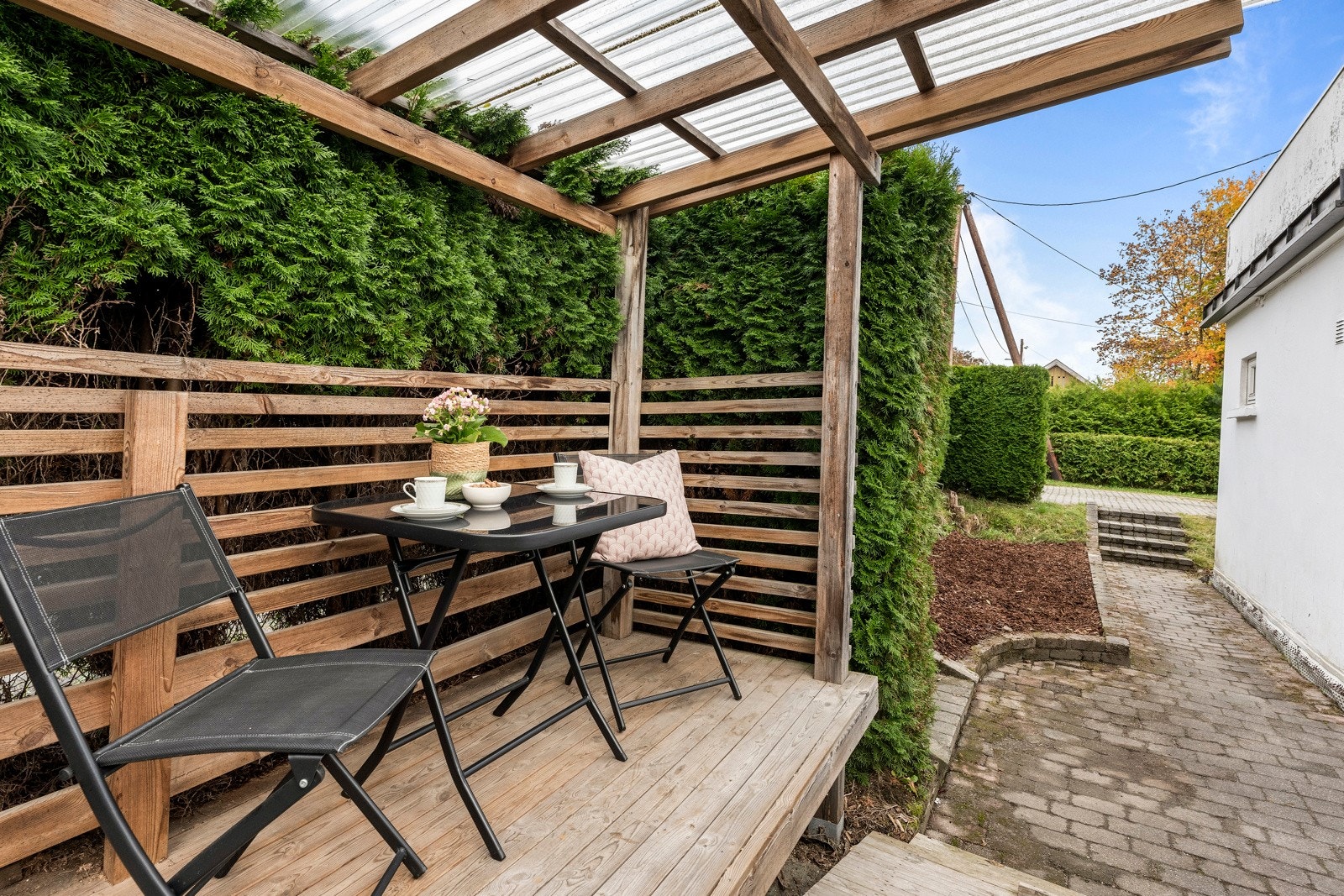 Koselig inngangsparti med en terrasse med plass til en fin sittegruppe Galleribilde