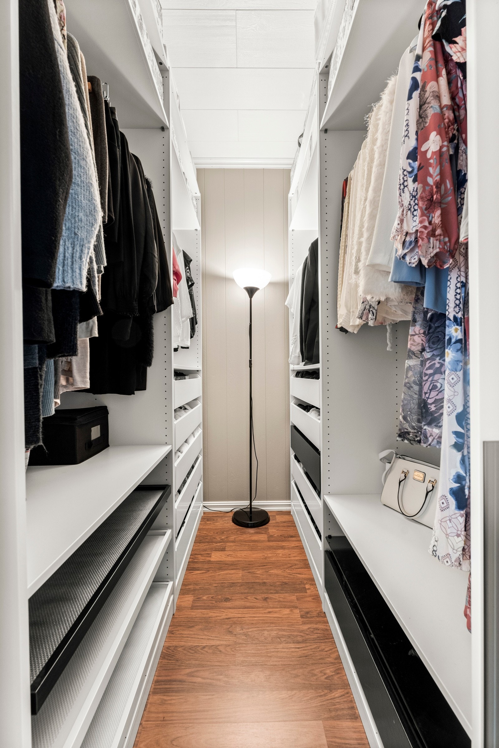 Praktisk walk-in i 2.etasje for ekstra oppbevaring Galleribilde