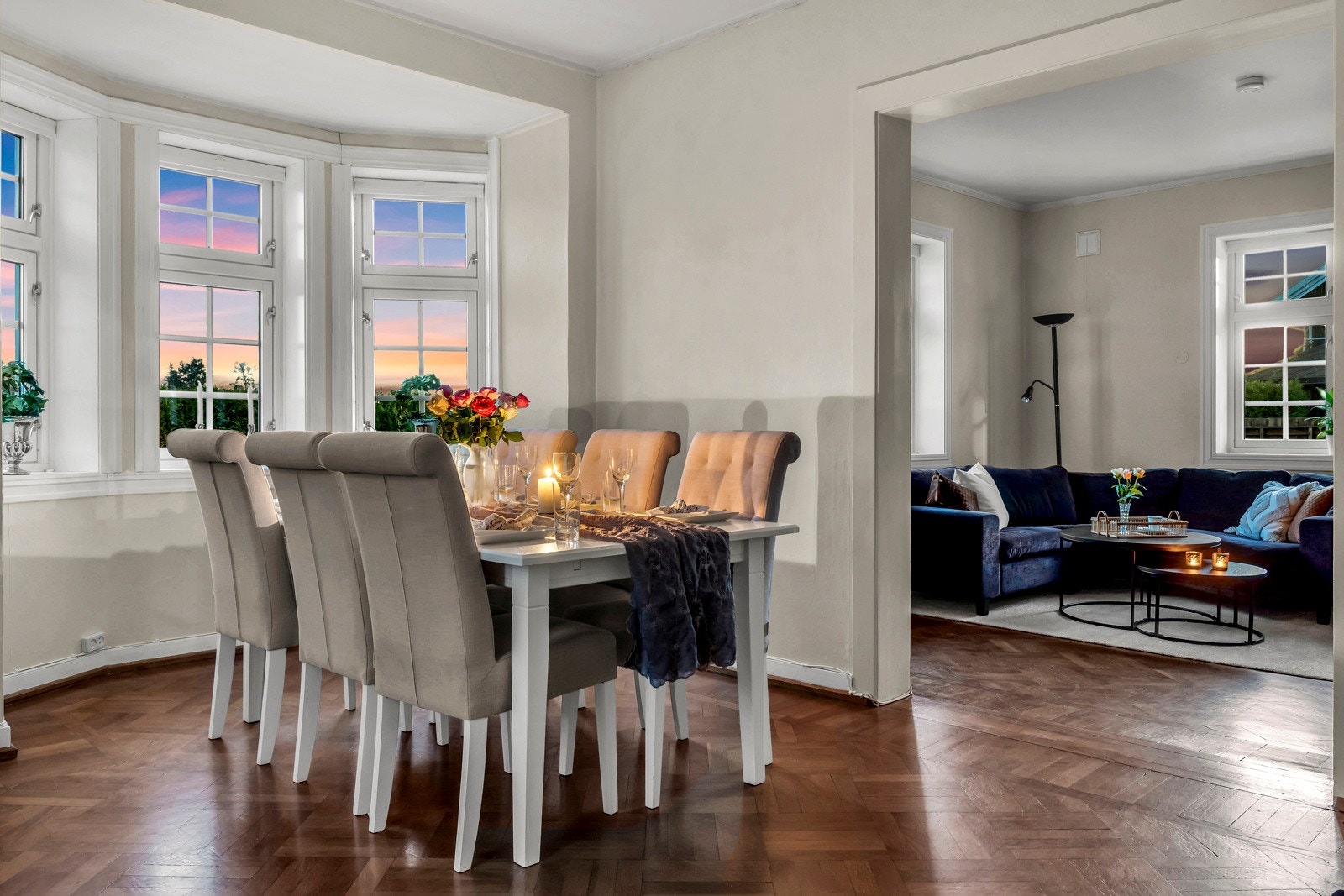 Spisestuen er meget romslig og med praktisk plassering ved kjøkkenet Galleribilde