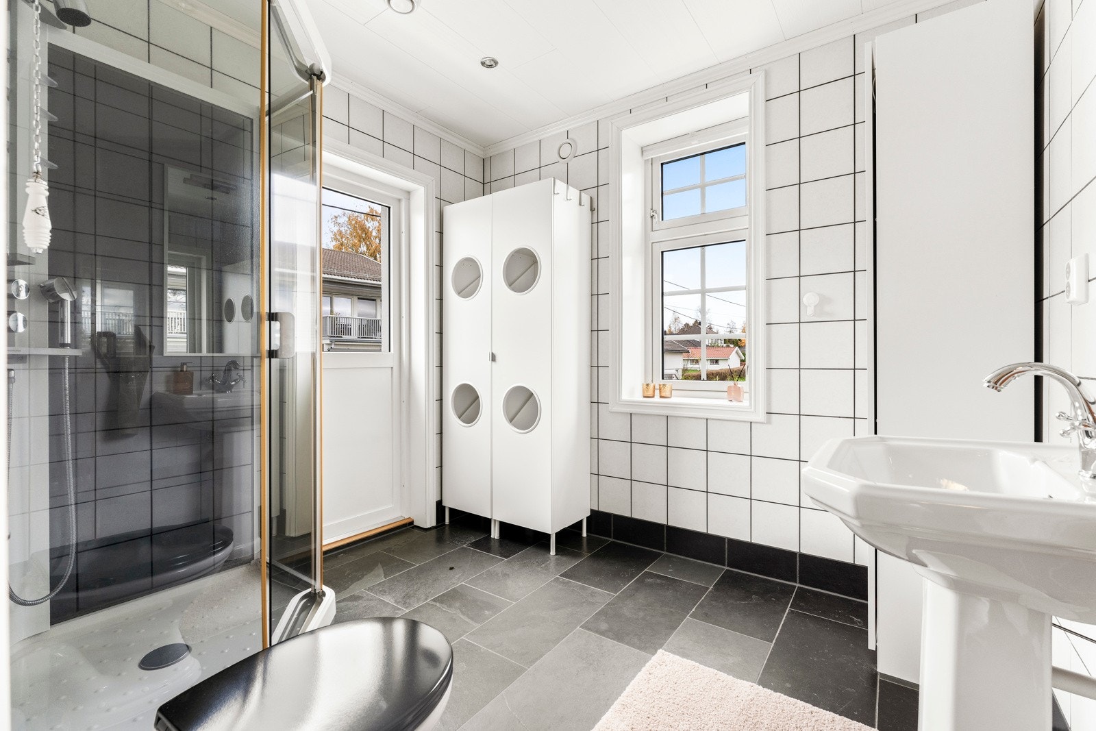 Lyst og pent baderom som ble pusset opp i 2007 Galleribilde