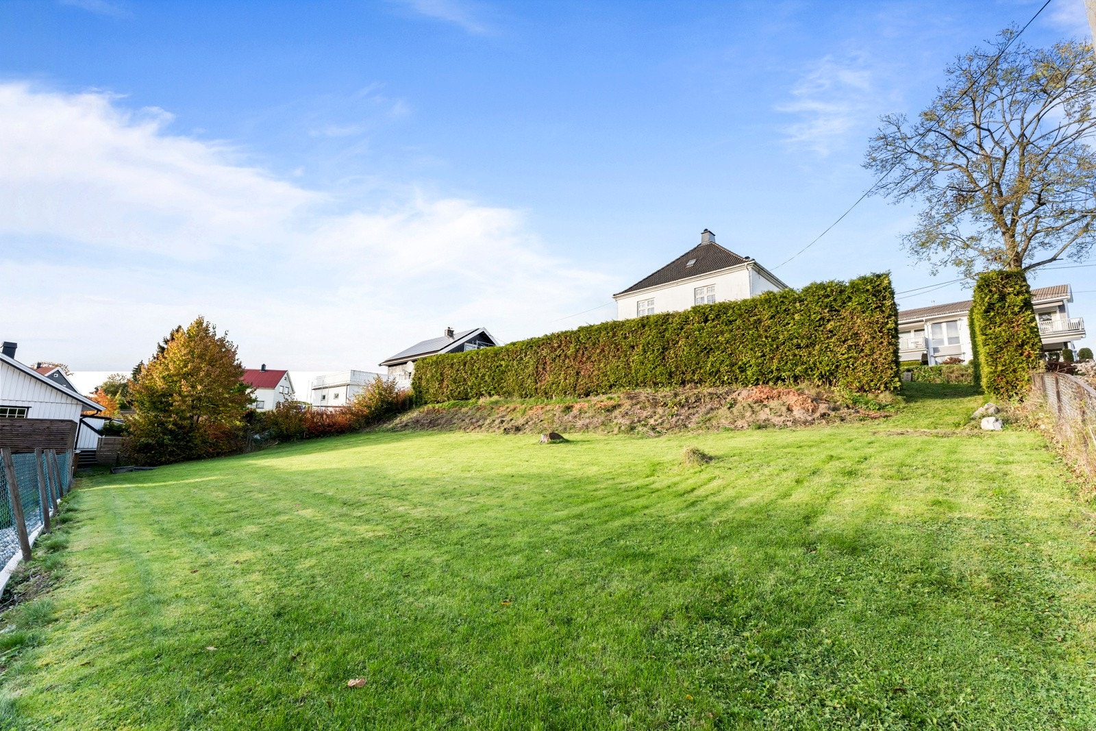 Nederste del av tomten er på ca 500kvm hvor selger har laget tegninger for en potensiell utskillelse Galleribilde