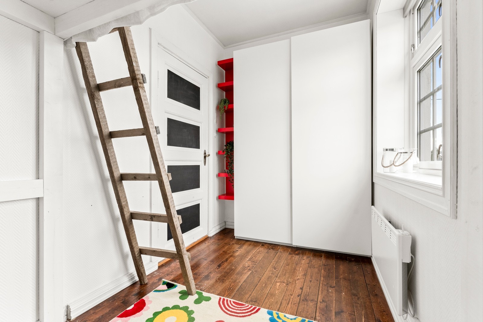 Her har man også god plass til garderobe Galleribilde