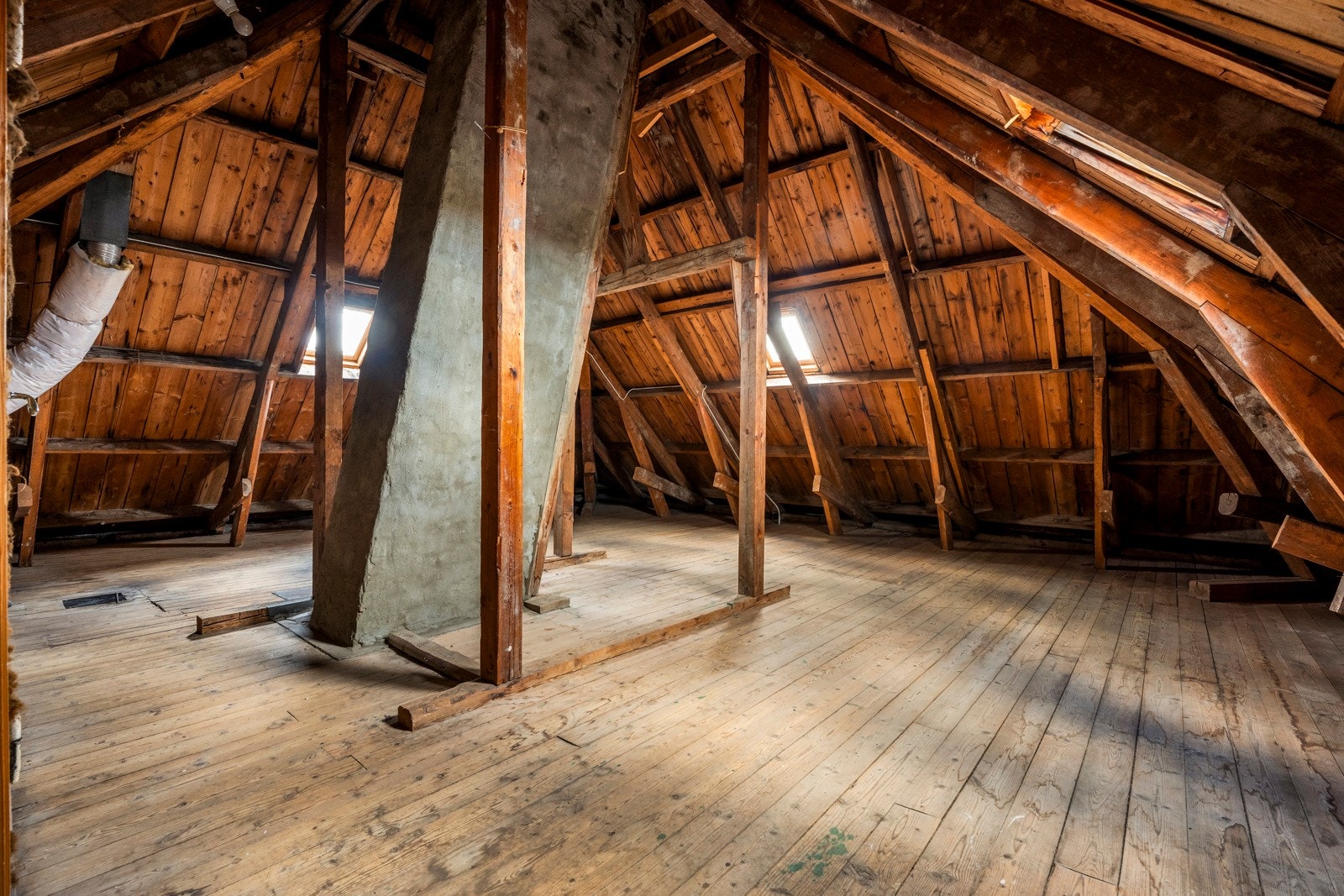 Enkelt loftsrom med lagringsmuligheter og potensiale Galleribilde