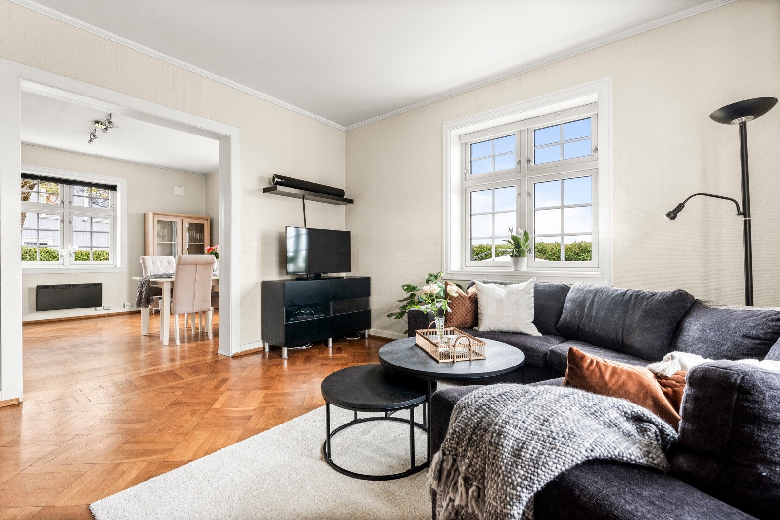 Fin og åpen løsning mot stor spisestue Galleribilde