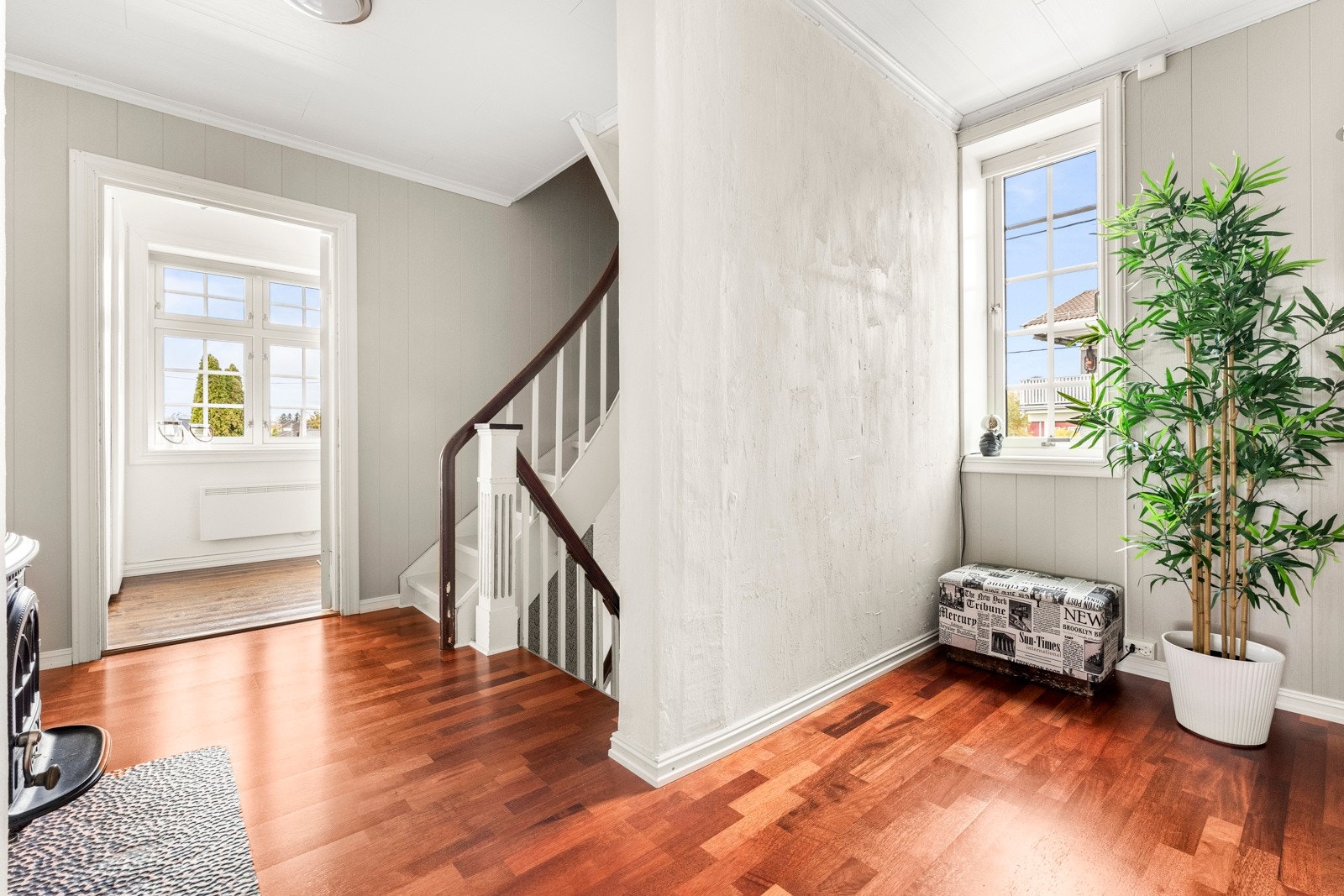 Lys og romslig hall i 2.etasje Galleribilde