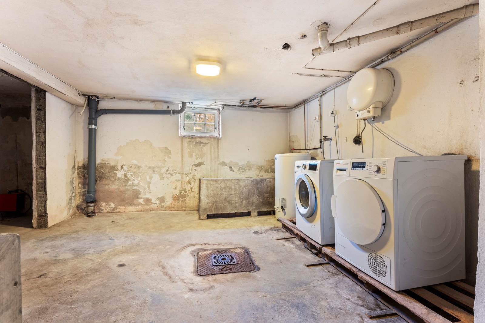 Kjelleren har et enkelt "vaskerom" i dag og i tillegg flere store rom med mye bodplass Galleribilde