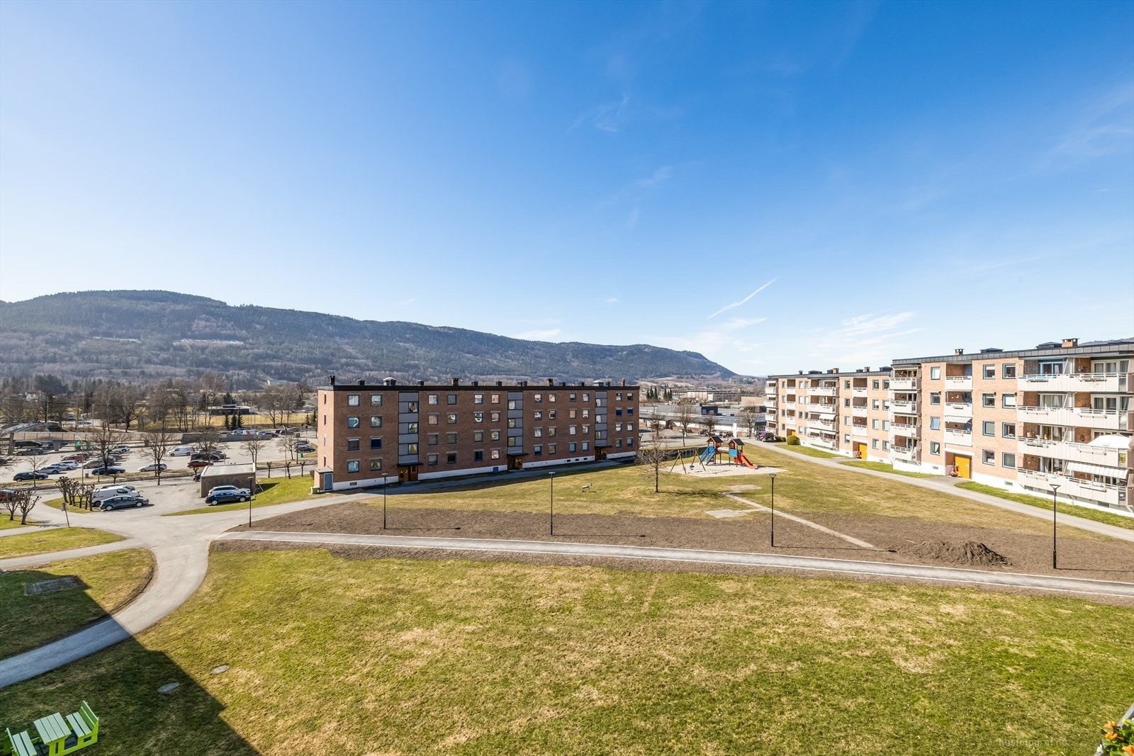 Arealene er pent opparbeidet med store grøntarealer med sittegrupper, lekeplass, plener og beplantning, og er et flott sted å tilbringe tid med familie og venner. Galleribilde