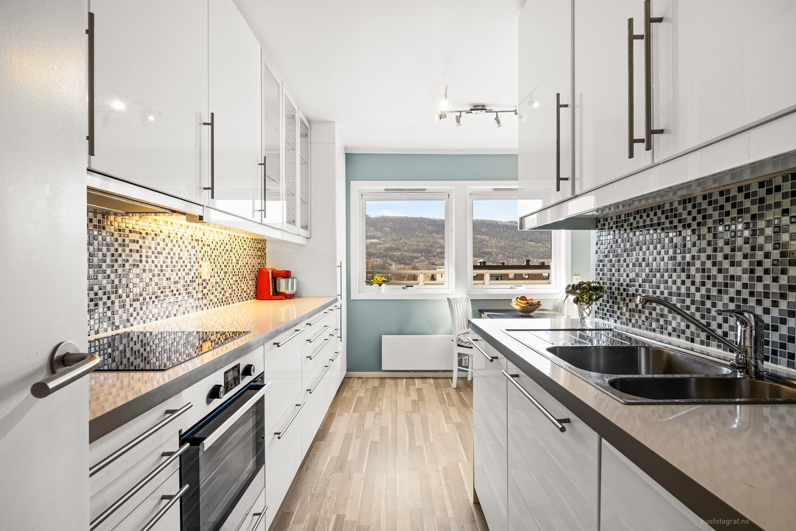 Godt med benke-, skuff- og skapplass på kjøkkenet. Galleribilde