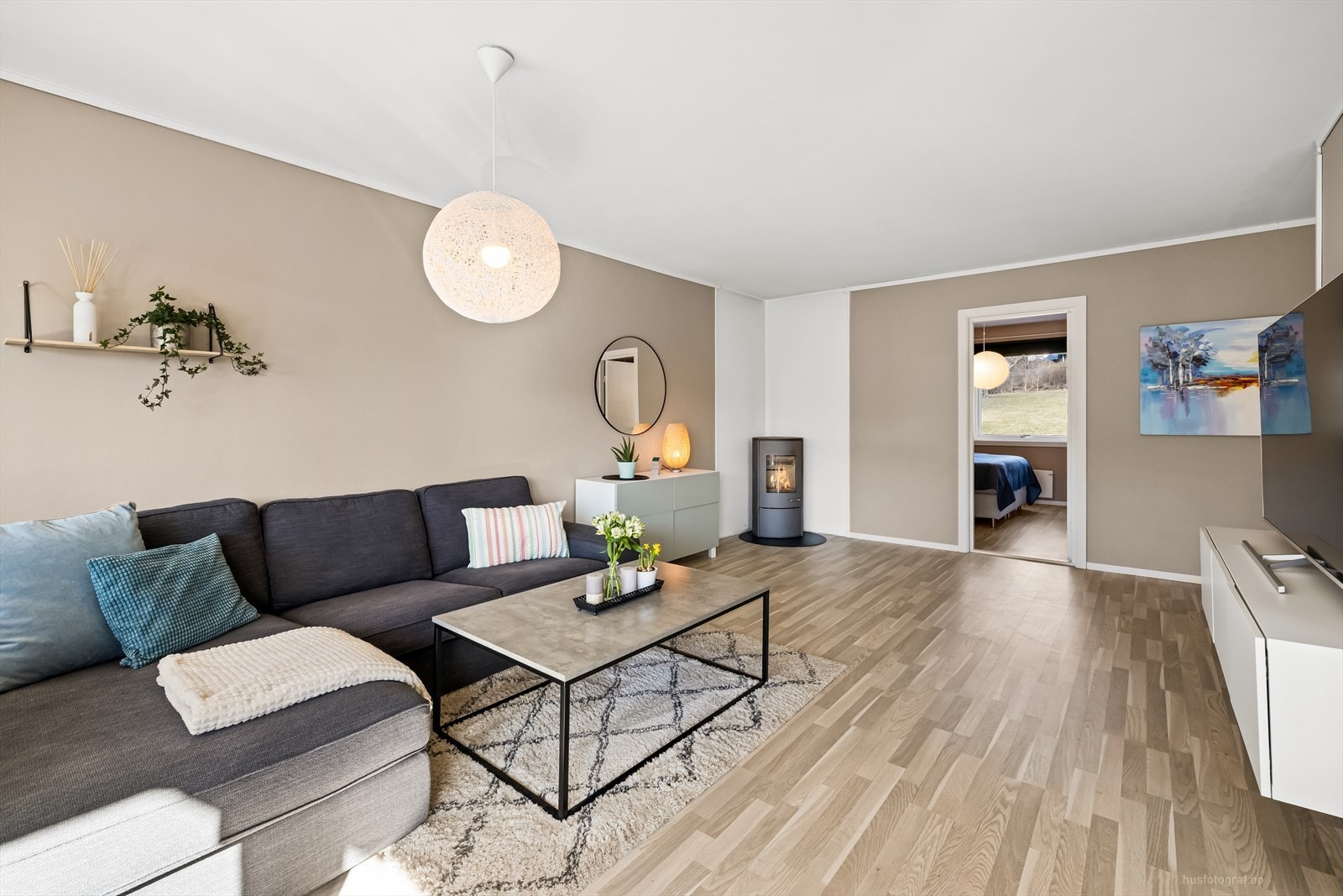 Leiligheten har en peis montert i hjørnet av stuen som varmer godt på kalde vinterdager. Galleribilde