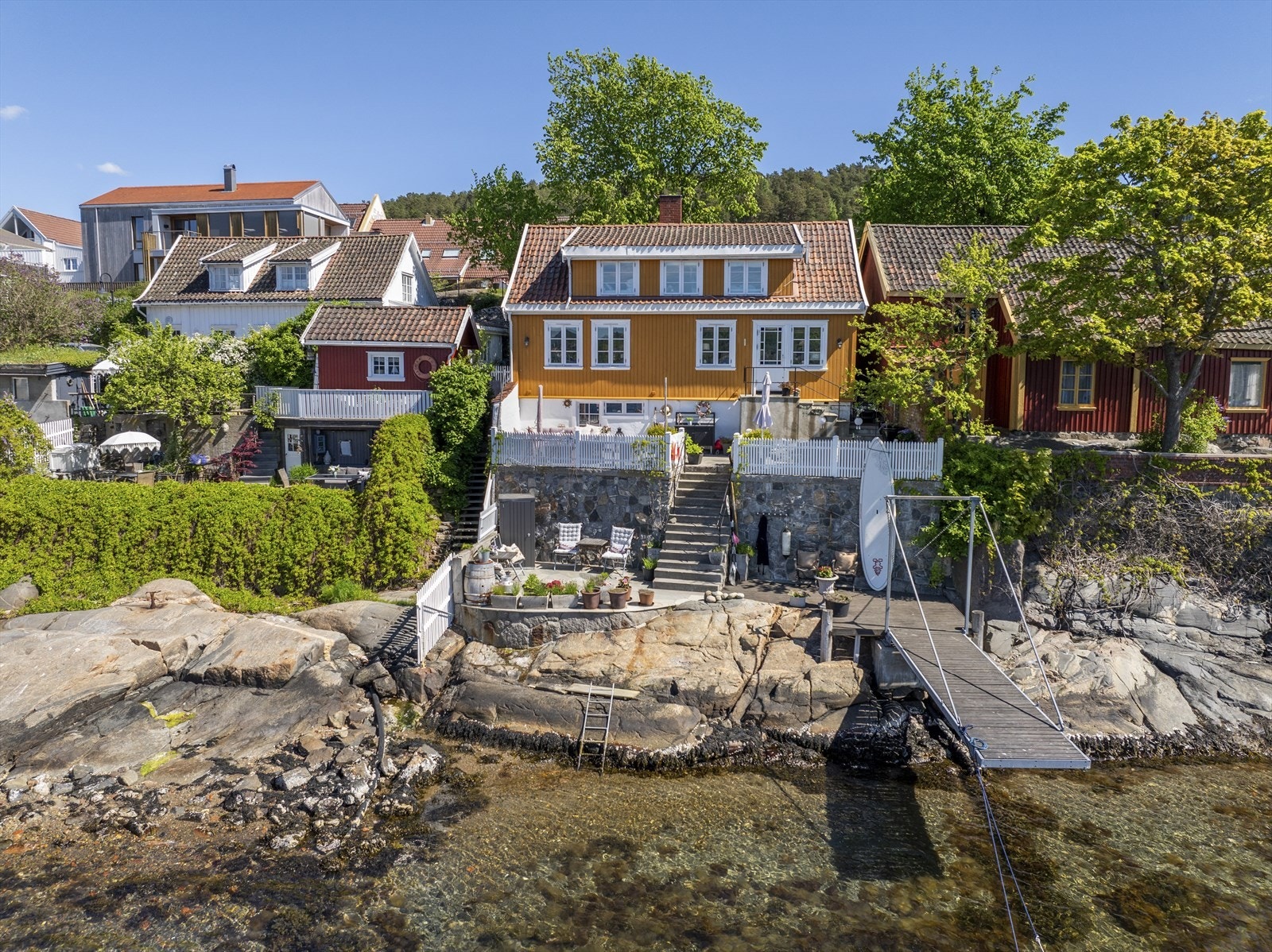 Drøbaks mest attraktive, sjarmerende og historiske gater, med sjøen og stranden som nærmeste nabo. Galleribilde