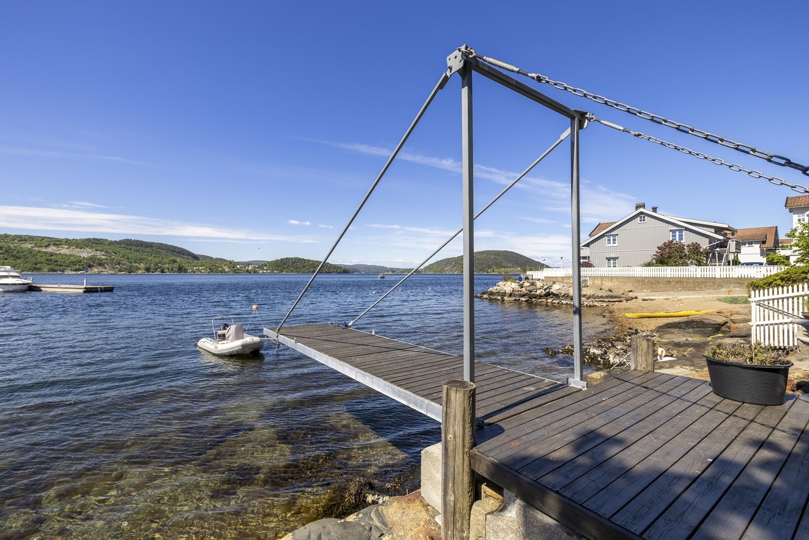 Egen brygge med bøyeplass. Galleribilde