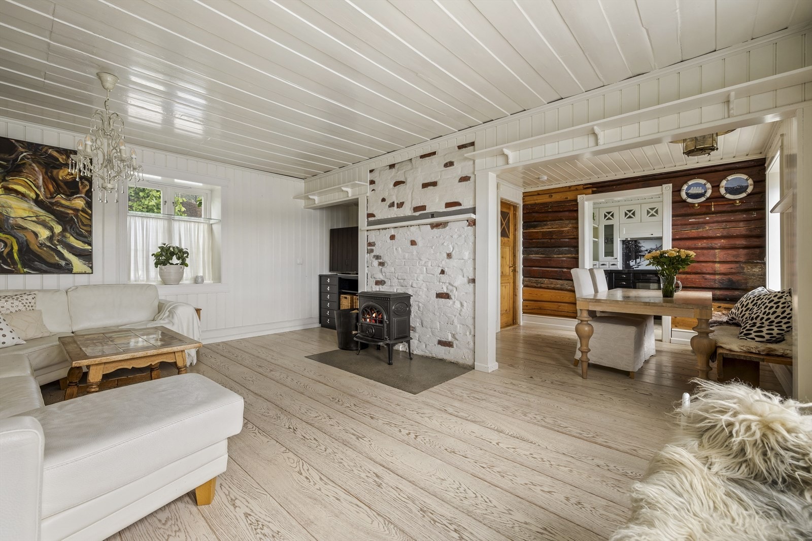 Boligen er bevart med sin opprinnelige stil og sjarm med panel og tømmer på veggene. Galleribilde