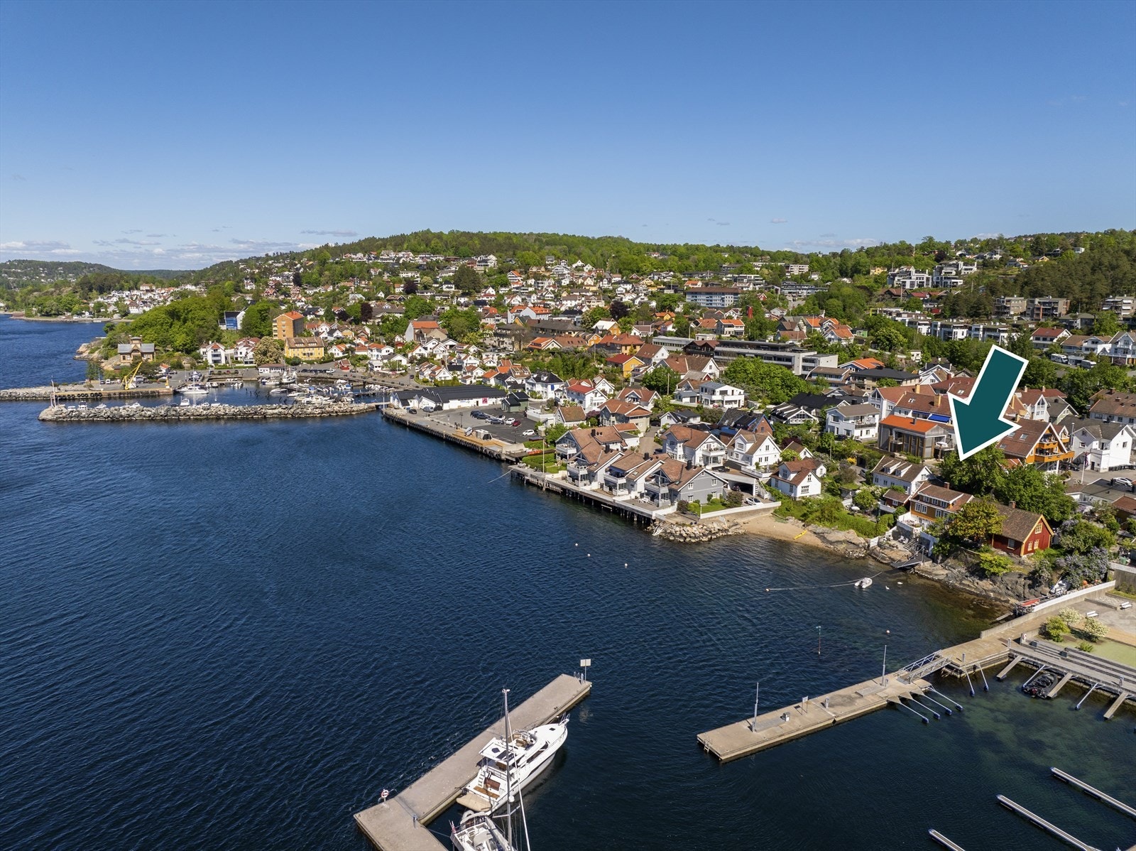 Tett på Oslofjorden med yrende båtliv på sommerstid - et ettertraktet og etablert område i sentrum av gamle Drøbak. Galleribilde