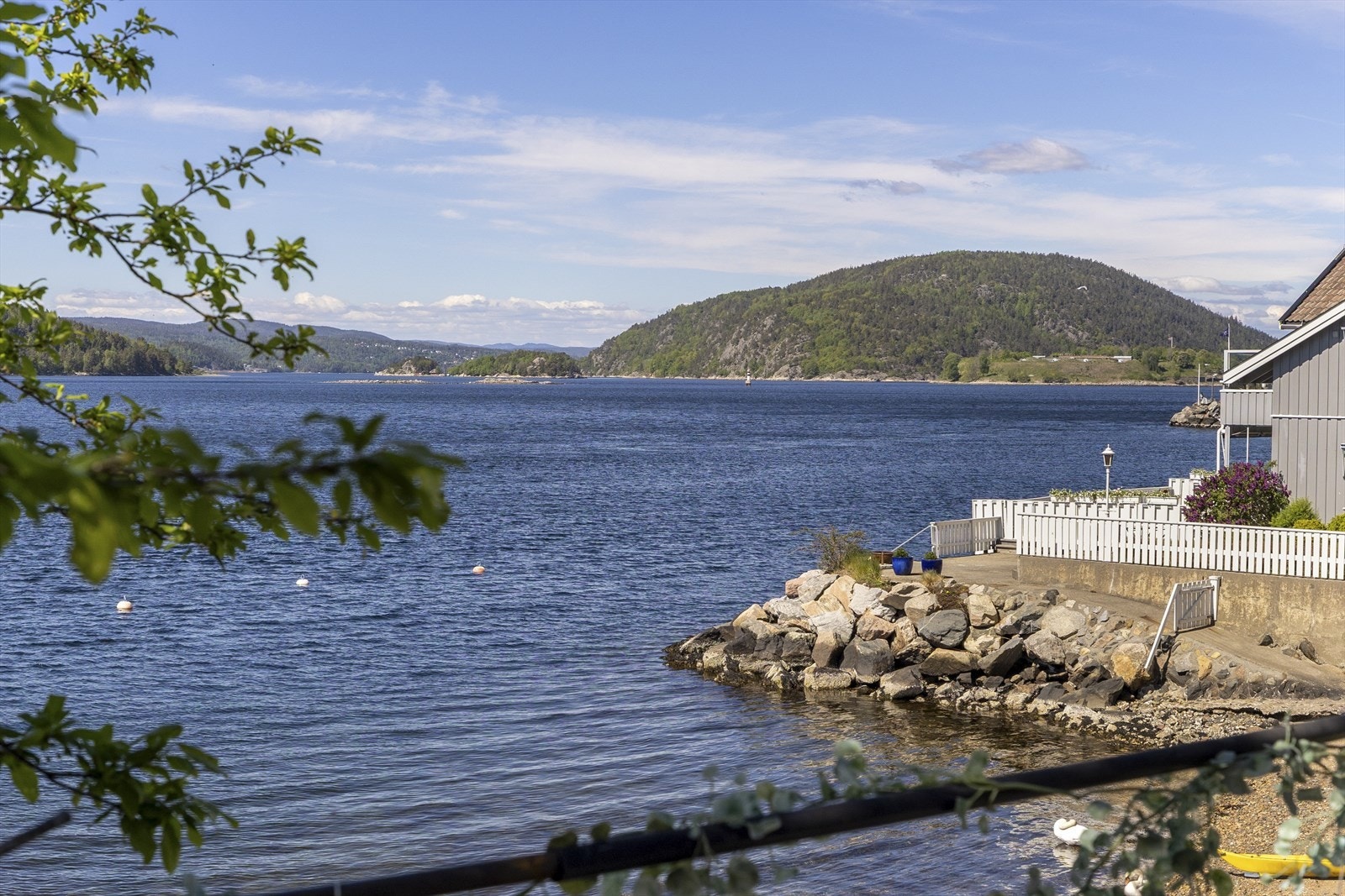 Eiendommen er vestvendt og byr på gode solforhold samt en spektakulær utsikt over Oslofjorden og Drøbaksundet. Galleribilde