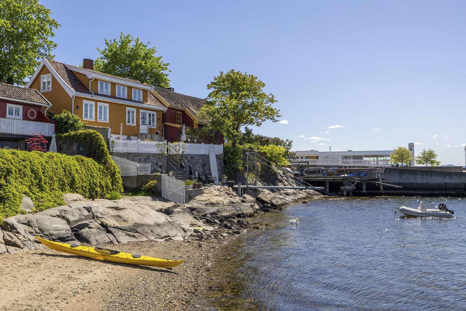 Sjarmerende bolig med fantastisk beliggenhet- virkelig en sjelden mulighet i sentrum av Gamle Drøbak. Galleribilde