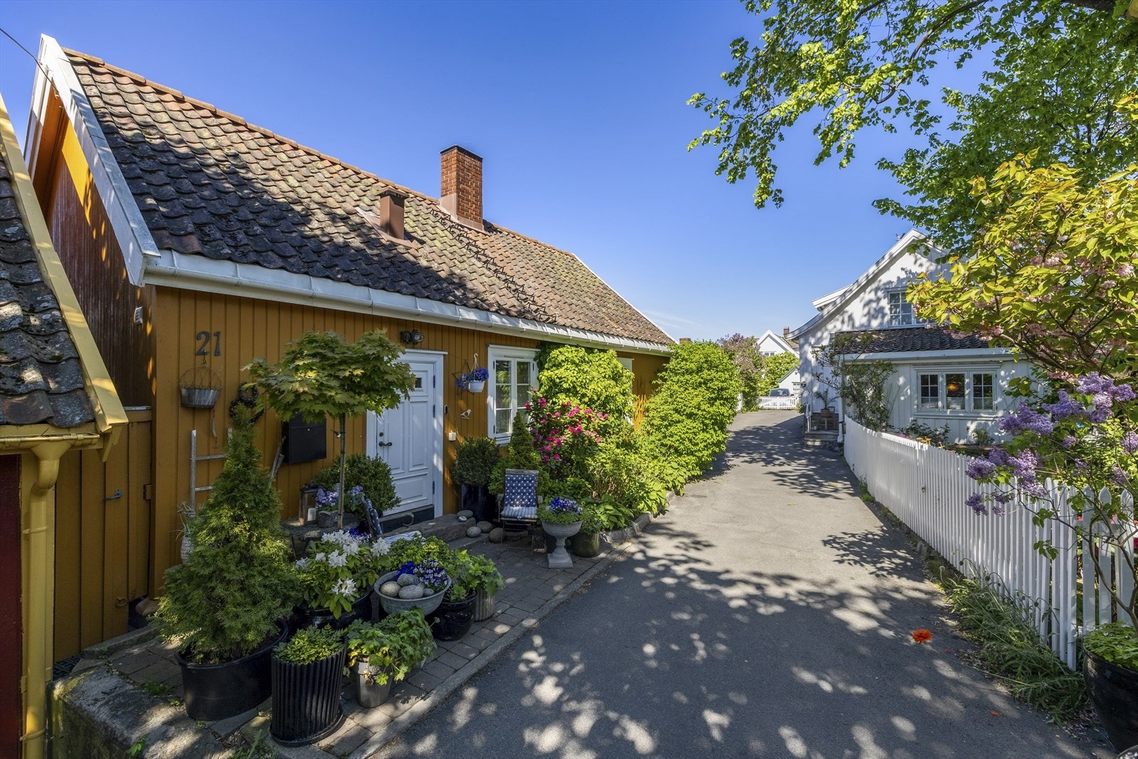 Eiendommen ligger i hjerte av Drøbak sentrum. Fantastisk beliggenhet i en av Drøbaks historiske sentrumsgater. Galleribilde