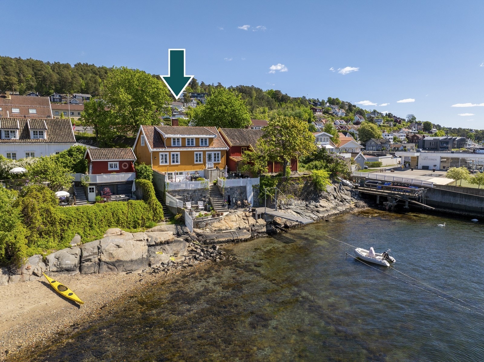 Joachim Norum Larsen i DNB eiendom presenterer Badehusgata 21- fantastisk beliggenhet med egen strandlinje. Galleribilde