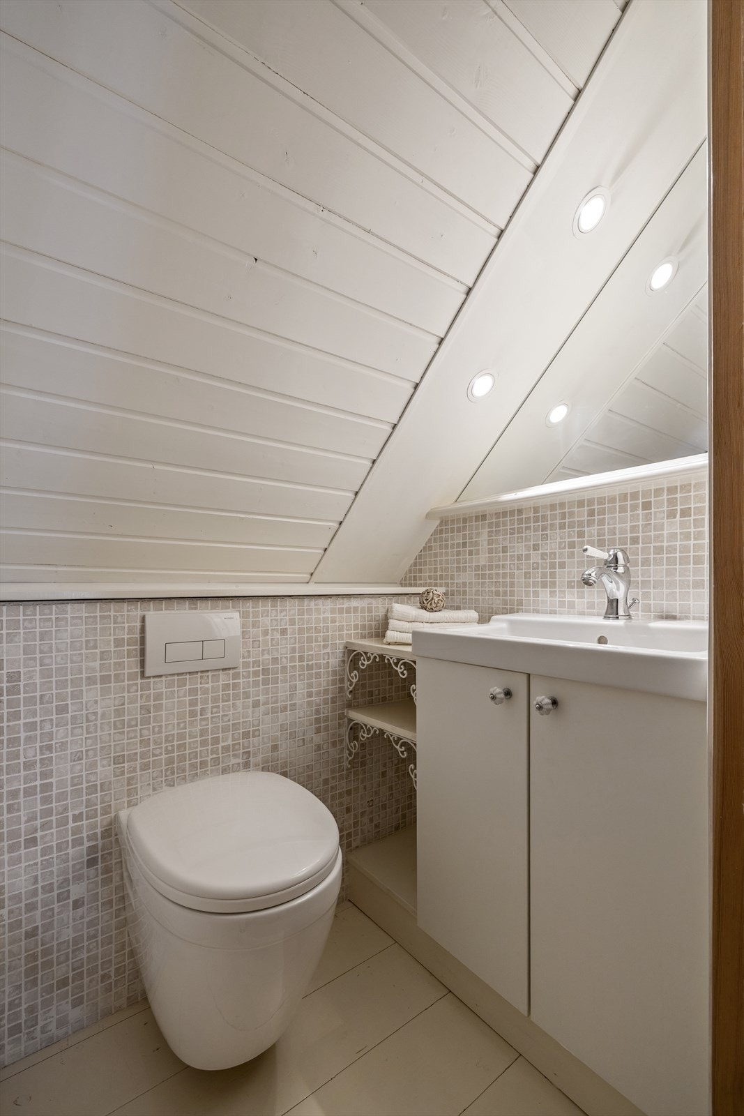 Toalettet i 2. etasje er utstyrt med en servant med ett-greps blandebatteri og et vegghengt toalett- rommet ble oppgradert i 2009. Galleribilde