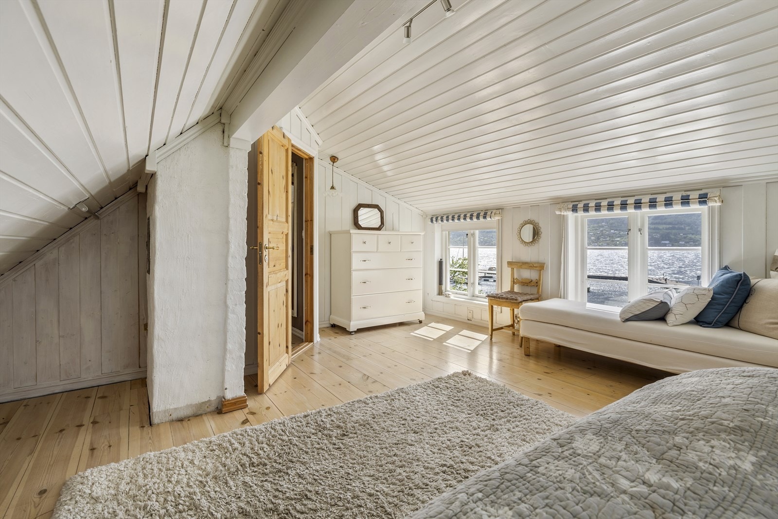 I 2. etasje er det furugulv og malt panel i himlingen. Galleribilde