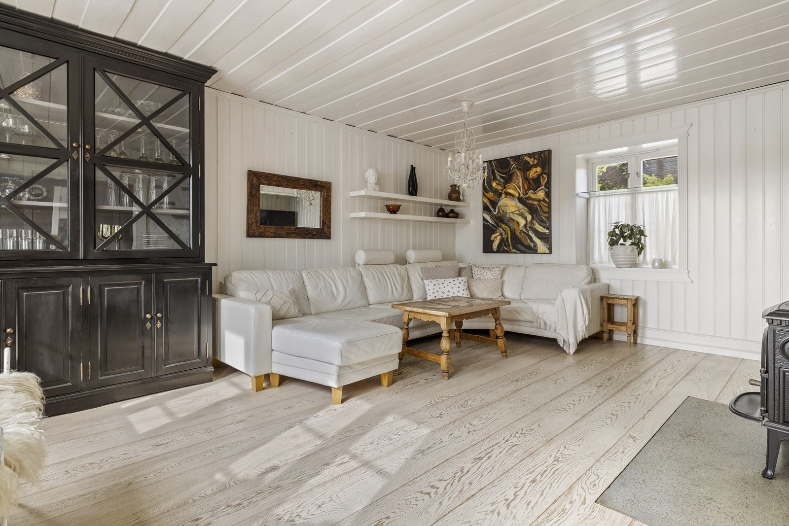 Boligen oppvarmes med elektriske panelovner, varmekabler i hele 1. etasje og vedovn i stuen. Galleribilde