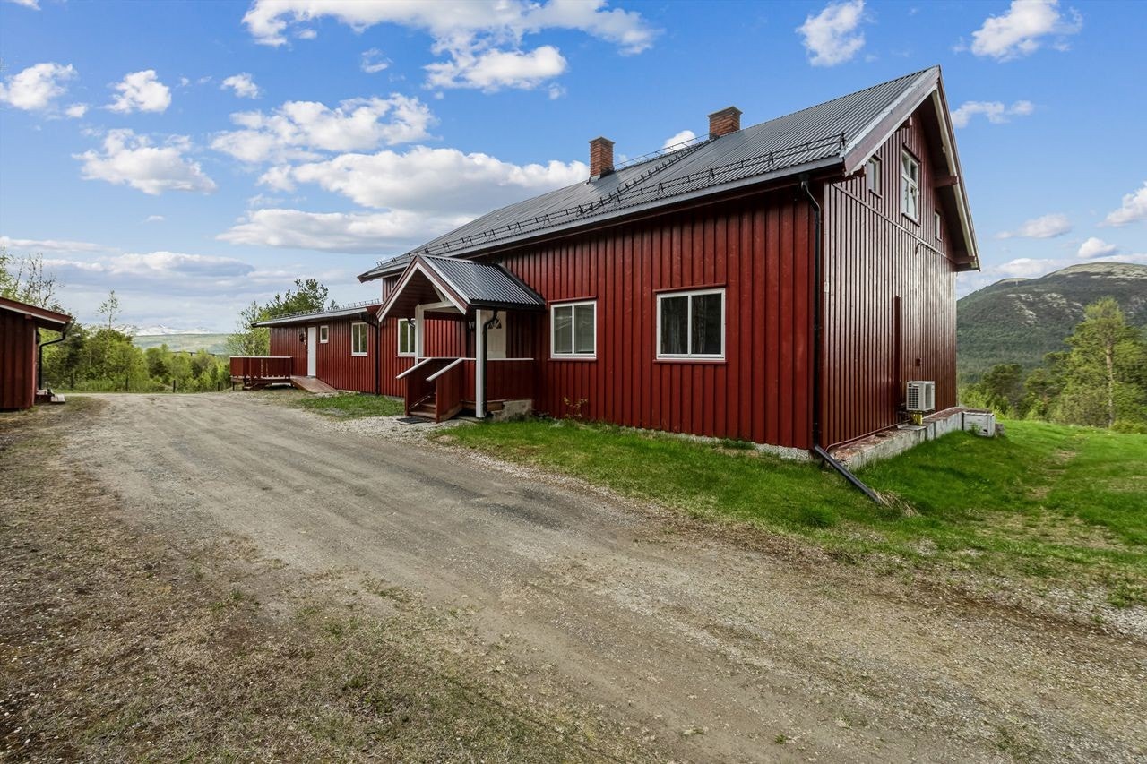 Hoveddel (enhet 1) har inngang til høyre og leiligheten (enhet 2) har inngang til venstre. Galleribilde