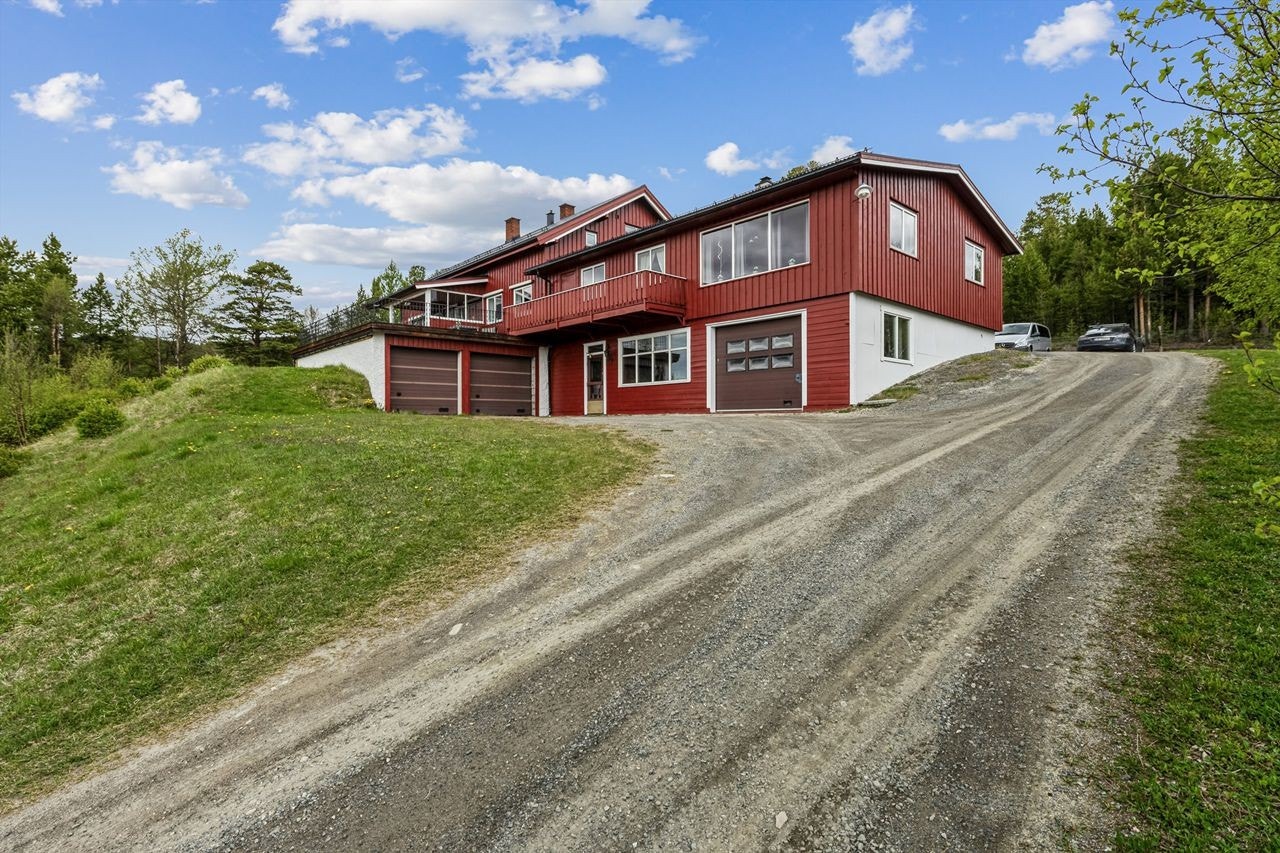 Verksted til høyre. Dobbelgarasje til venstre. Lager er mellom der og innover. Galleribilde