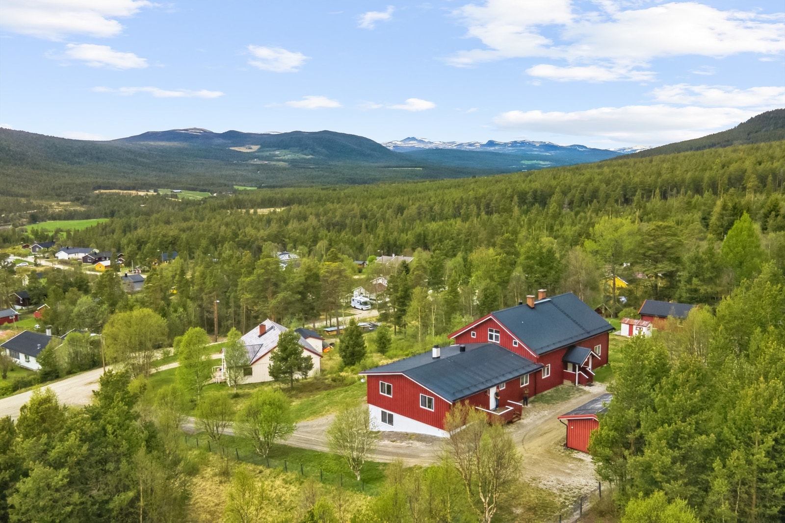 En hel tomannbolig med to boenheter, stor garasje og mye lagerplass. Isolert anneks med 4 sengeplasser med stue og vedbod. Galleribilde