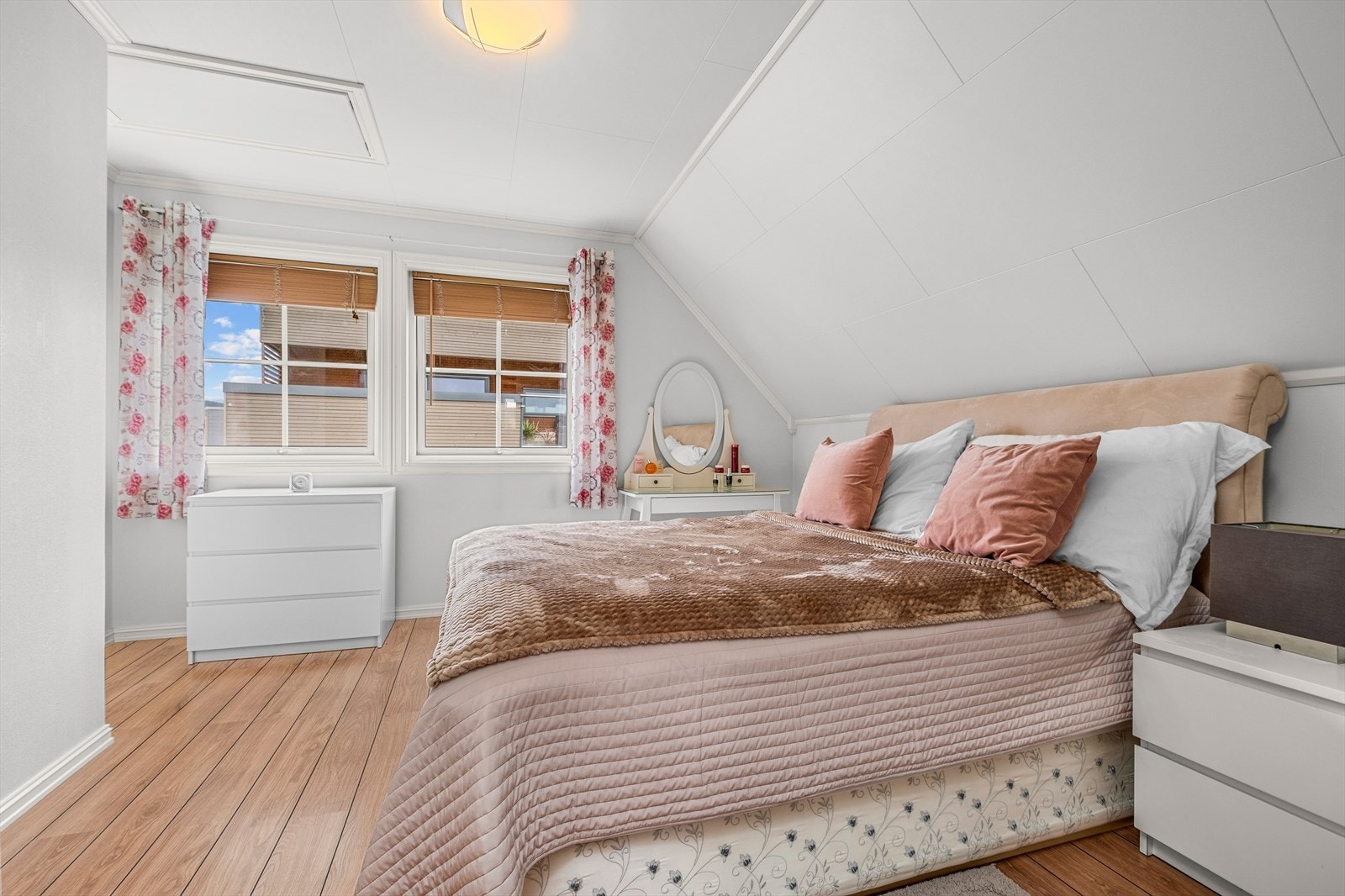 Hovedsoverommet strekker seg over hele 12,5m² med god plass til stor dobbeltseng, nattbord på begge sider av sengen, garderobeskap og skrivepult. Galleribilde