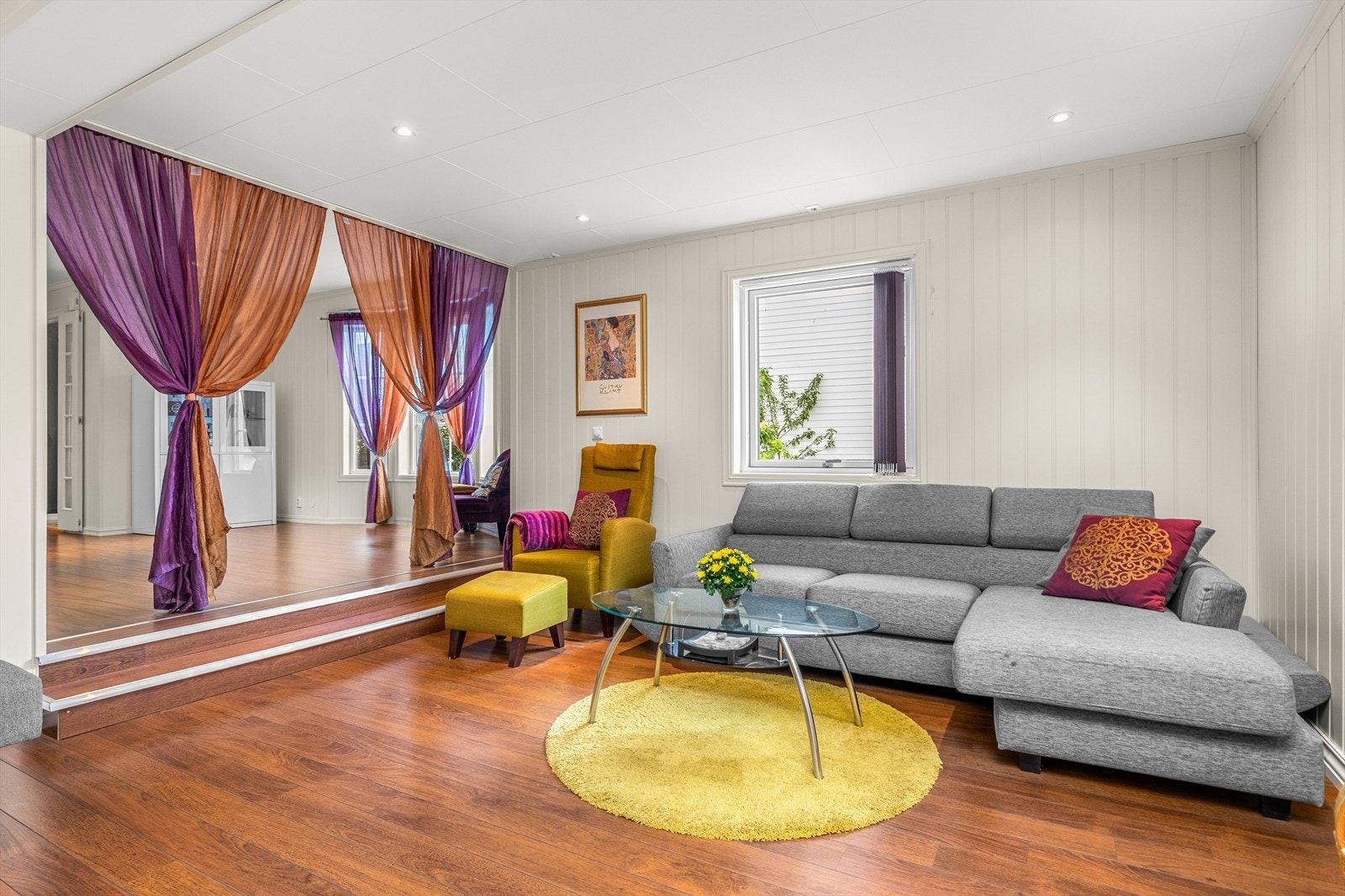 De to stuene måler hhv. 33,5m² og 23m², noe som gir svært gode møbleringsmuligheter. Galleribilde