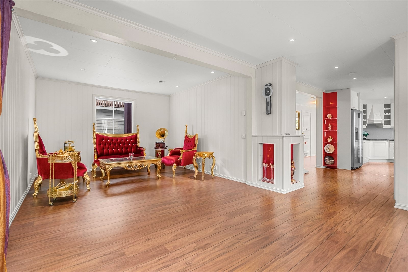 1. etasje byr på to stuer, kjøkken, bad, vaskerom, entré, inngangsparti og hall. Galleribilde