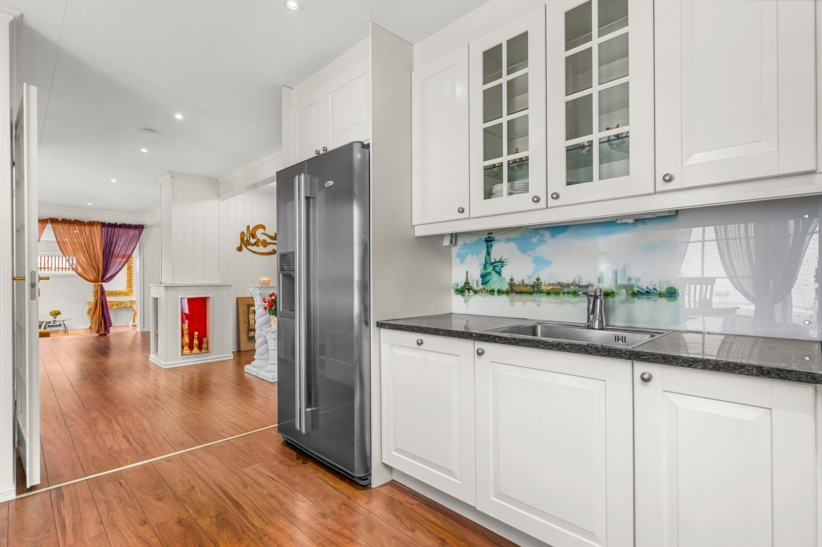 Kjøkkenet byr på integrerte hvitevarer som stekeovn, platetopp, mikroovn, kaffemaskin, kjøl/fryseskap og oppvaskmaskin. Integrerte hvitevarer medfølger naturligvis handelen. Galleribilde