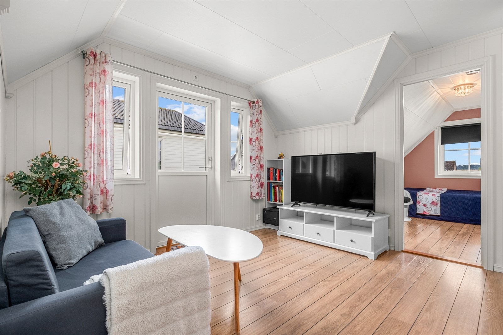 Det er direkte adgang til boligens andre balkong på 5,5m² fra stuen. Galleribilde