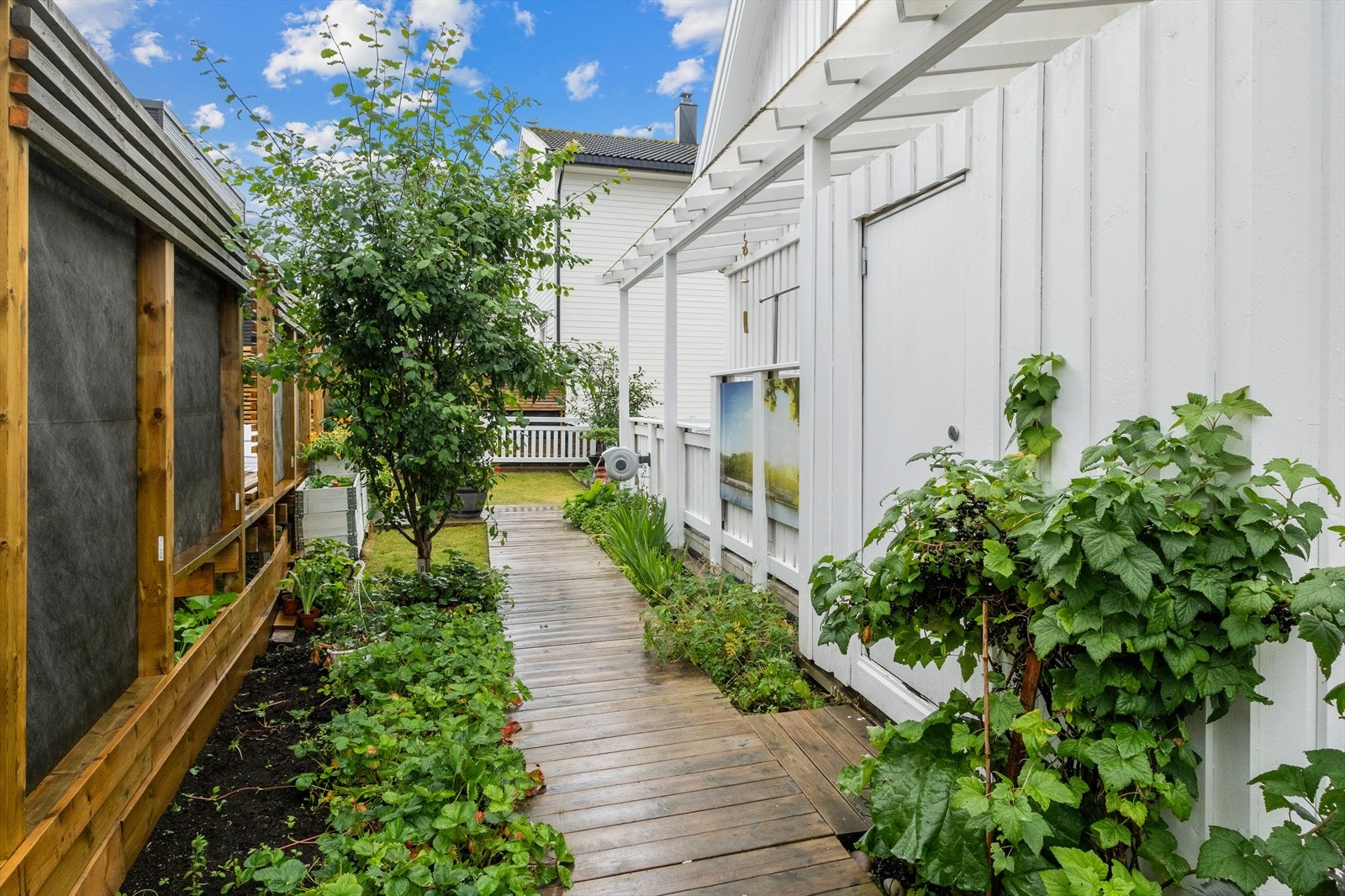 Huset omkranses av flotte grøntareal og blomster. Svært sjarmerende omgivelser. Galleribilde
