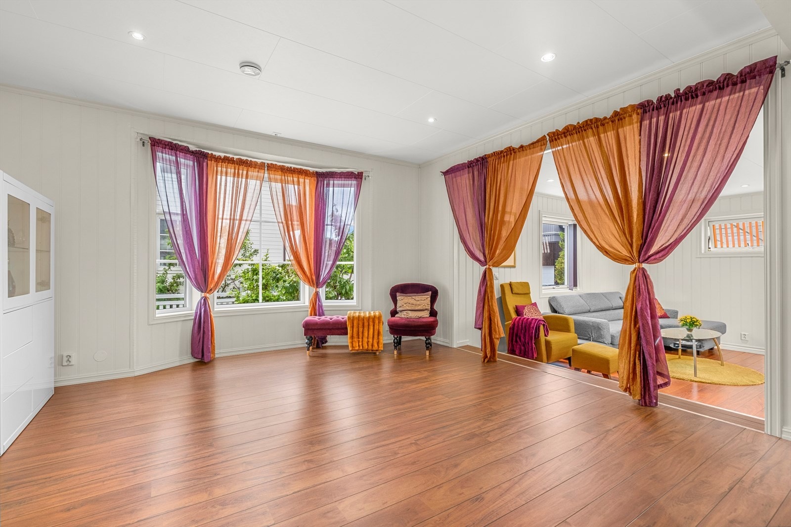 Med byggeår fra 2011 holder boligen god standard og byr på moderne kvaliteter som blant annet balansert ventilasjon, og oppvarming via fjernvarme. Det er vannbåren gulvvarme i 1. etasje og kjeller. Galleribilde