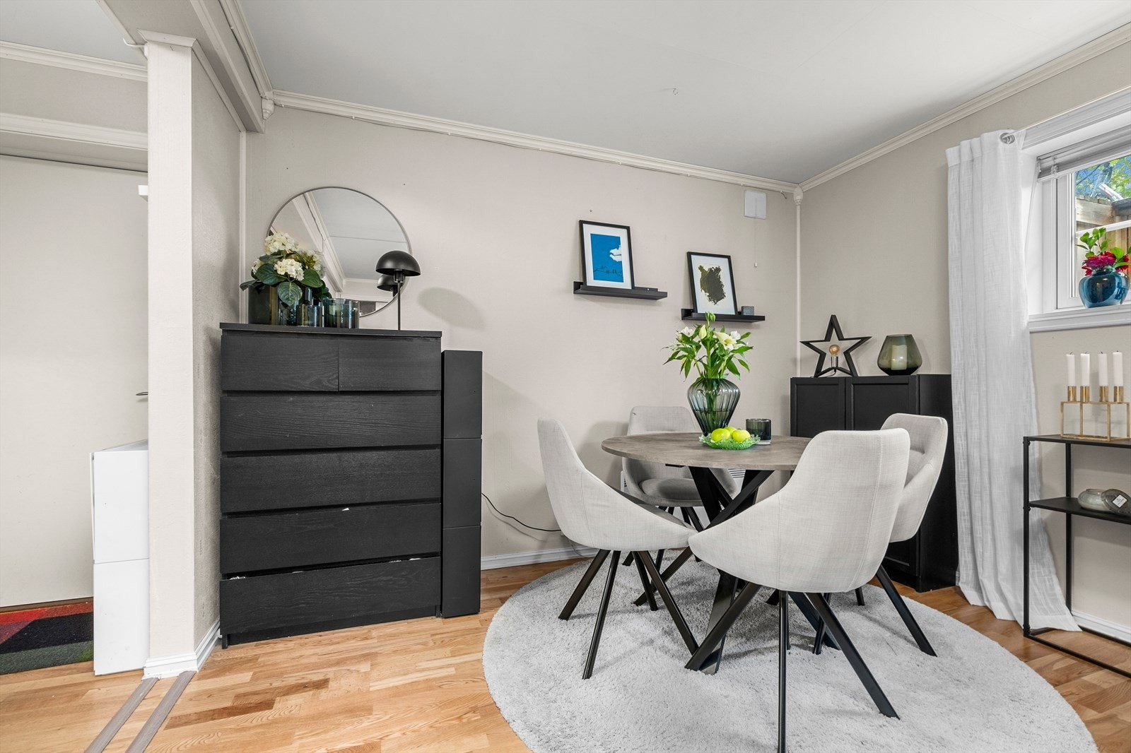 Etter dagens løsning er spiseseksjonen etablert mellom kjøkkenet og stuen. Galleribilde