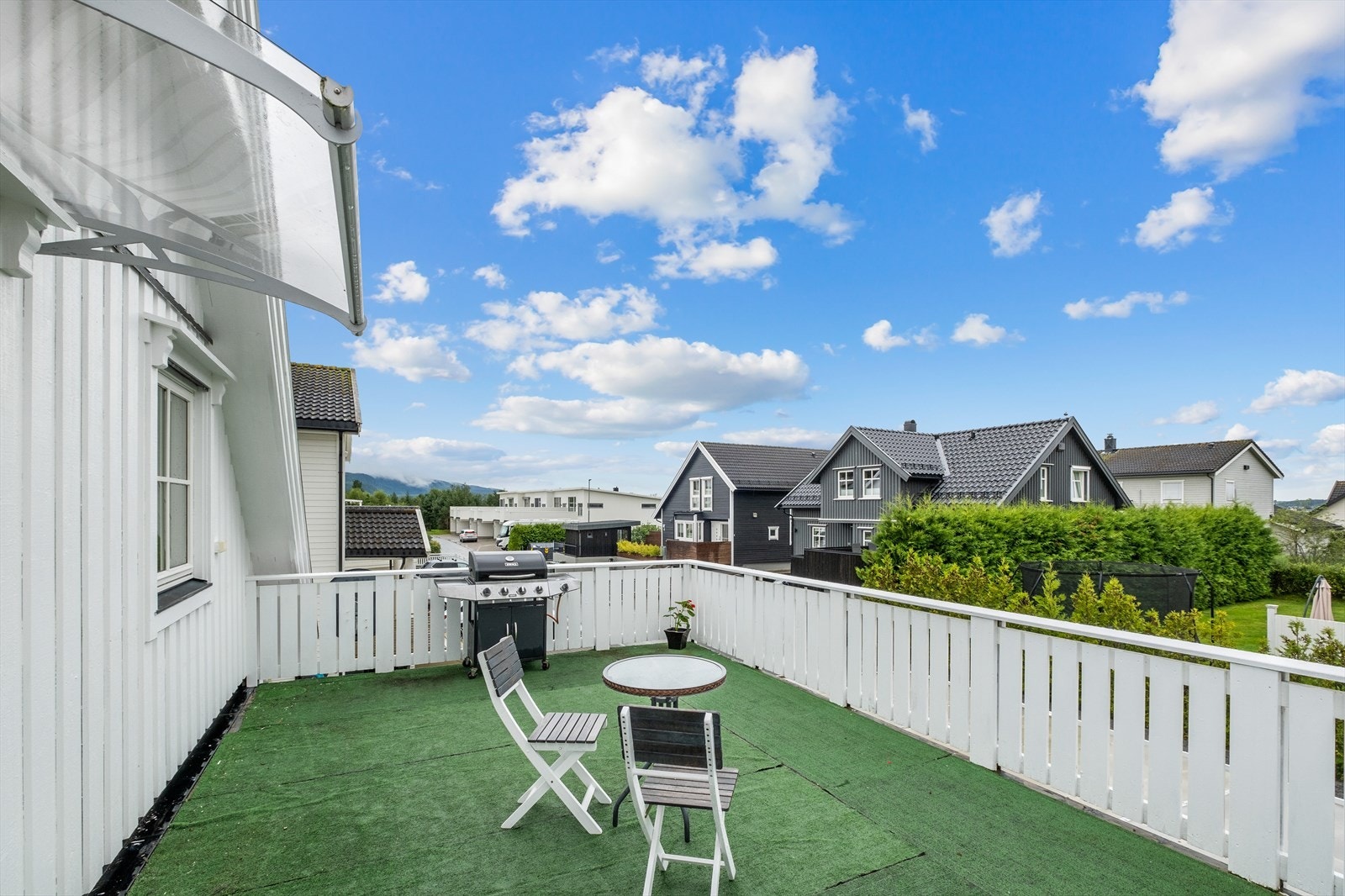 2. etasje byr på to solrike terrasser, stue, bad og tre soverom. Galleribilde