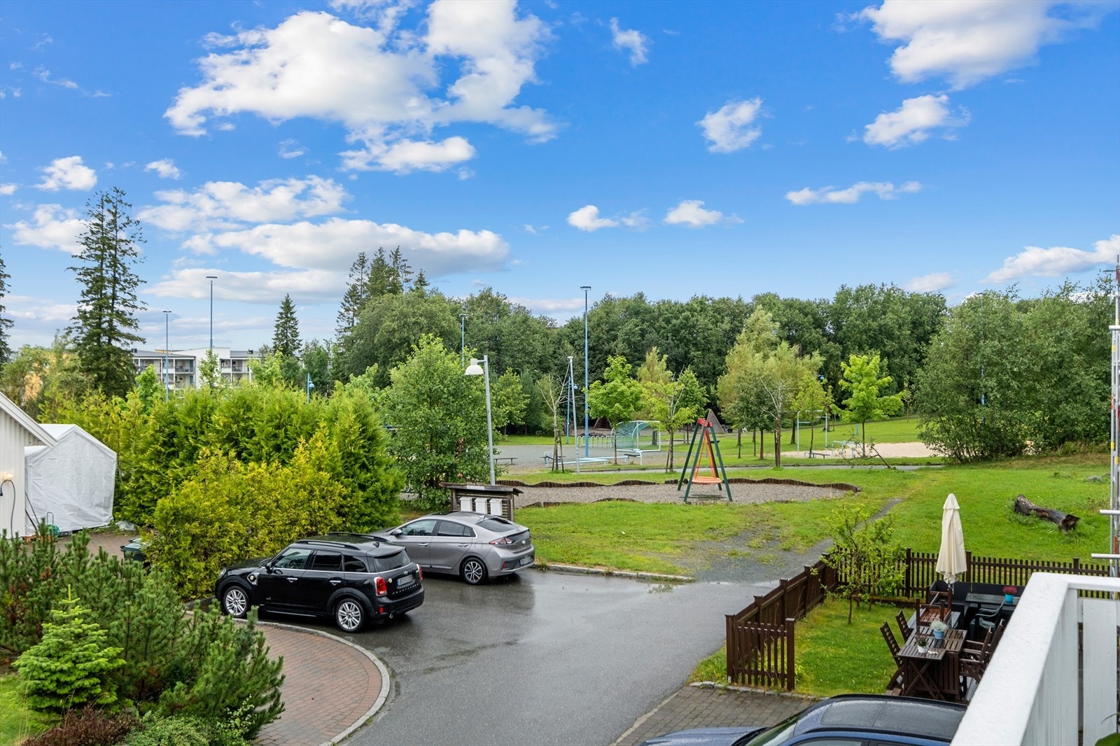 Tillerparken er kun et steinkast unna. Med varierte leke- og aktivitetsområder samt store grøntarealer, er parken et perfekt sted for både lek, aktivitet og rekreasjon. Galleribilde
