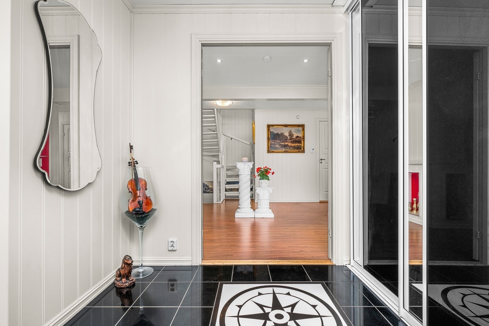 Innbydende entré på 4m² med god plass til oppbevaring av både sko og yttertøy. Det er montert skyvedørsgarderobe som medfølger handelen. Galleribilde