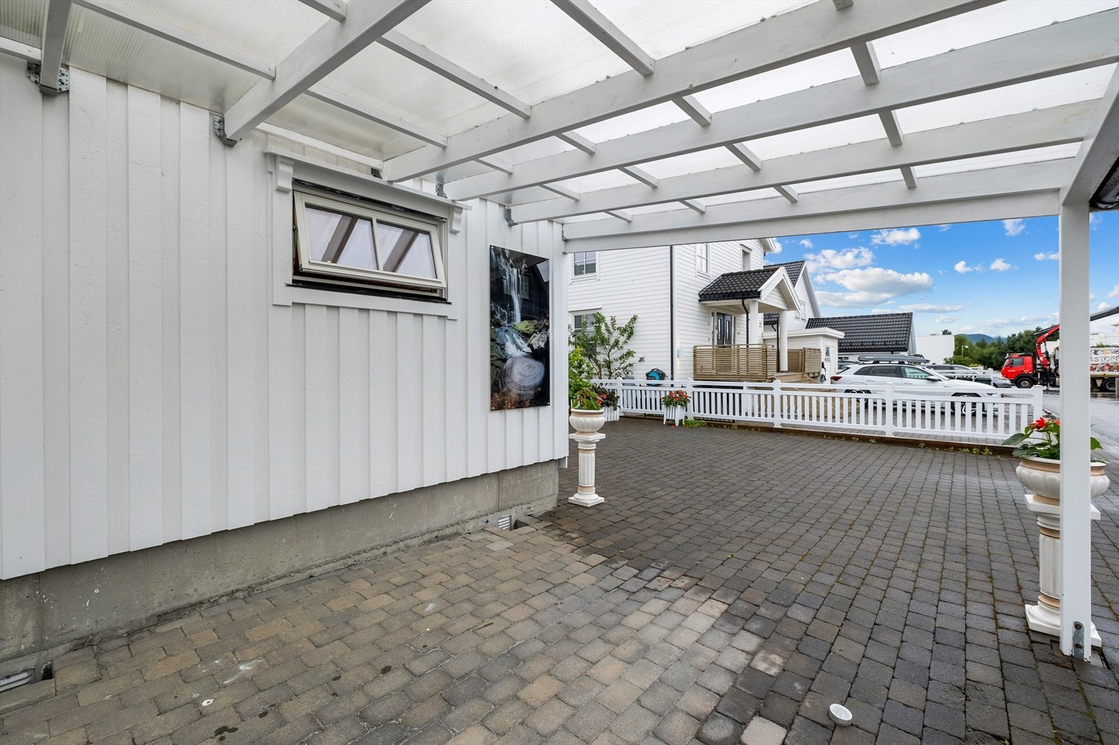 Det er montert elbil-lader i carport. Galleribilde