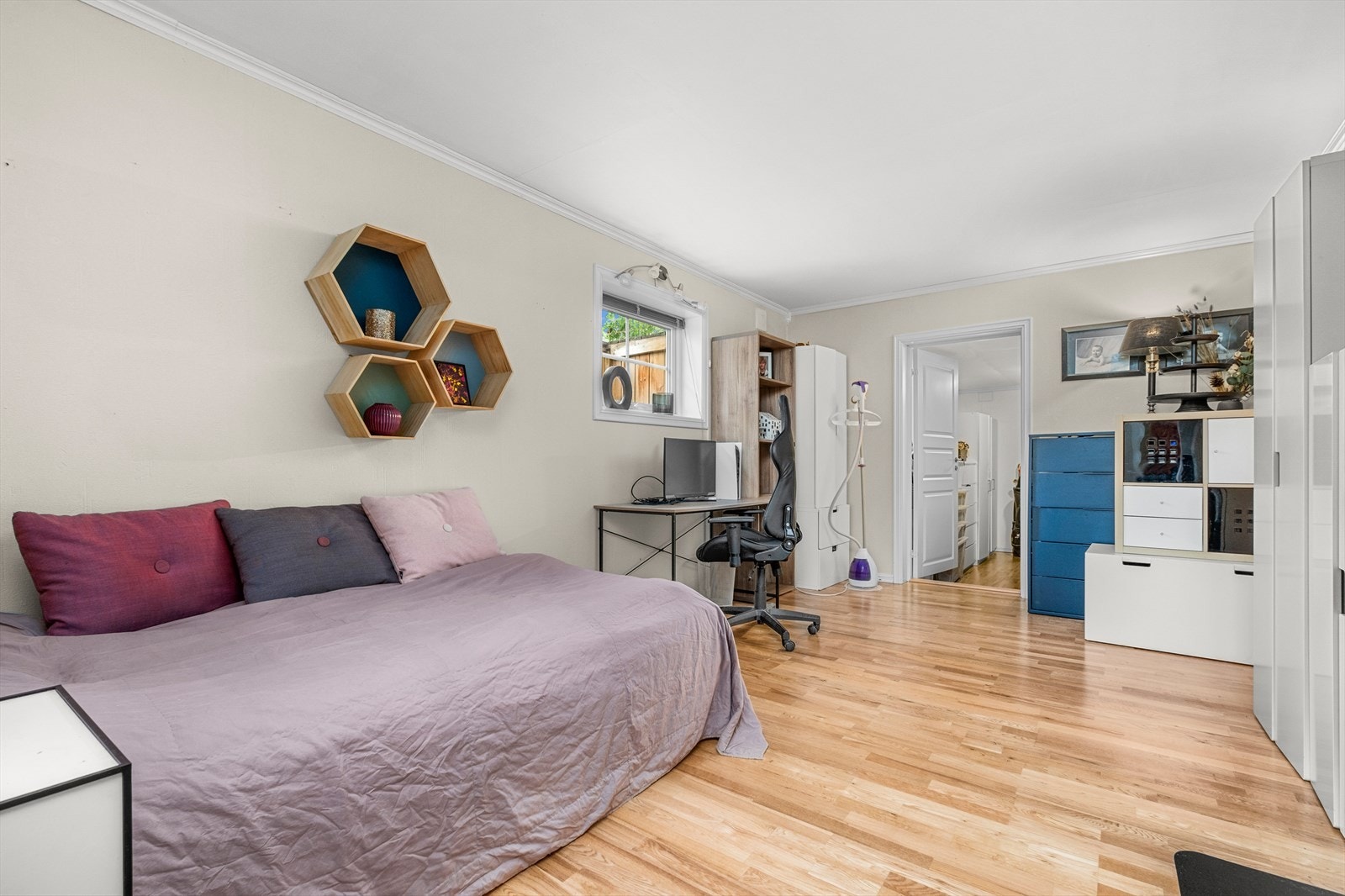 Utleiedelen måler hele 67m² og byr på stue og kjøkken i åpen løsning, stue/ soverom, garderobe og soverom. Galleribilde