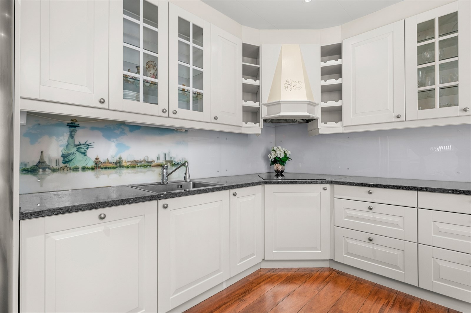 Tidløst kjøkken i hvit utførelse vurdert til TG1 av takstmann. Galleribilde