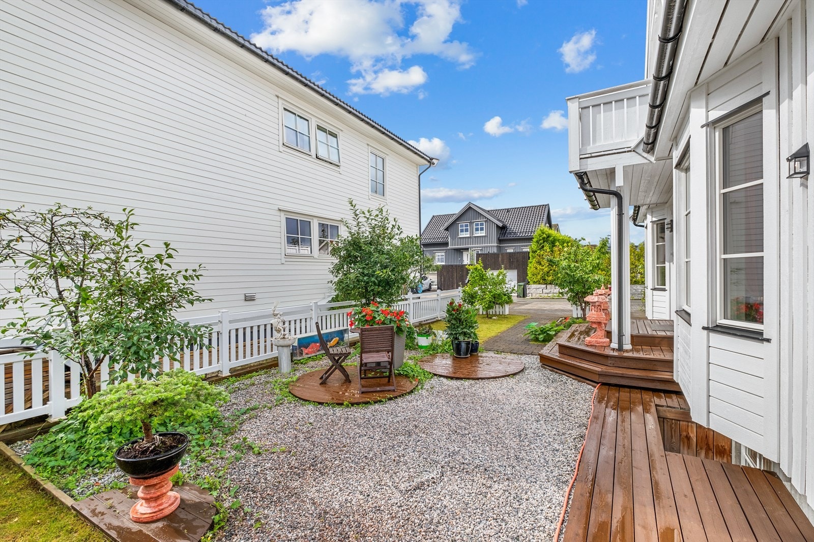 Kort vei til barnehage, barneskole, ungdomsskole og videregående - Bunnpris Tonstad med post i butikk og søndagsåpent ligger i nærheten. Galleribilde