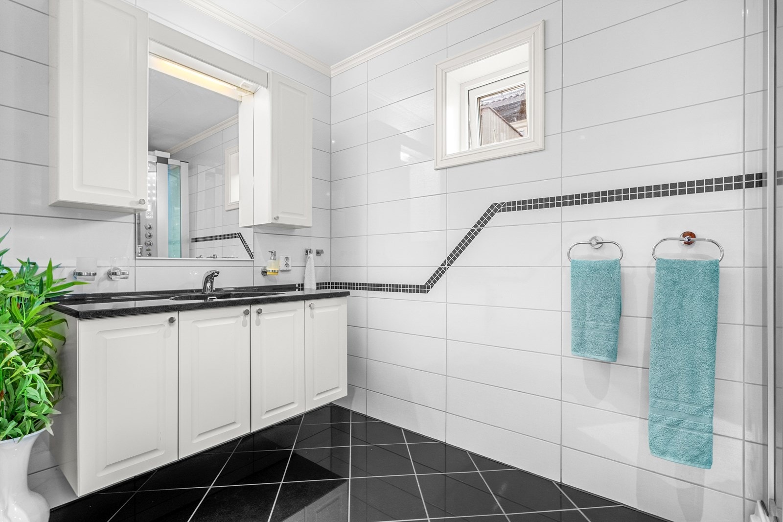 Delikat og flislagt bad på 5,5m². Det er lagt behagelig gulvvarme som varmekilde på alle bad og vaskerom i boligen. Galleribilde