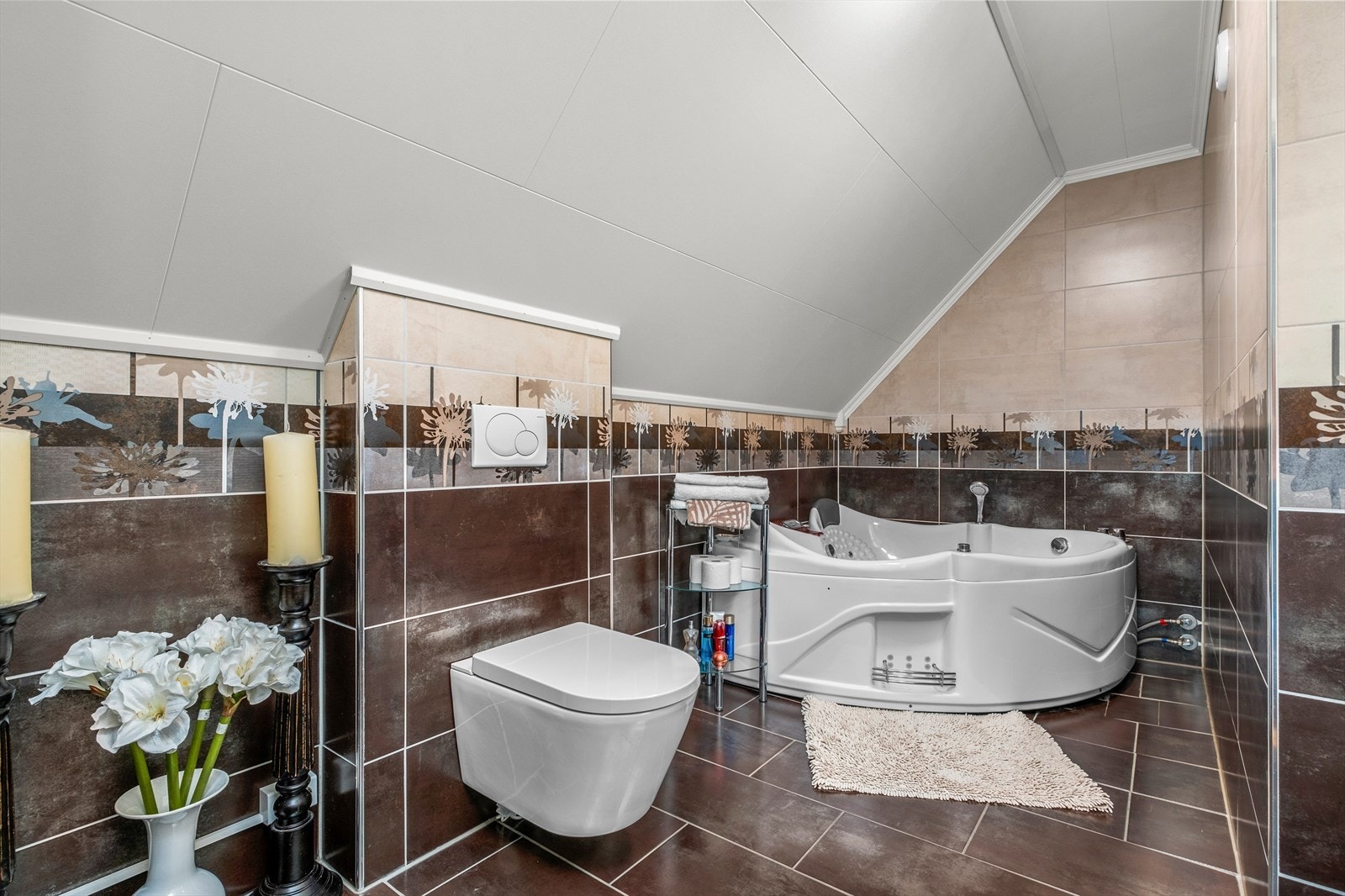 Flott og flislagt bad på hele 7,5m² med badekar for ekstra hverdagsluksus. Galleribilde