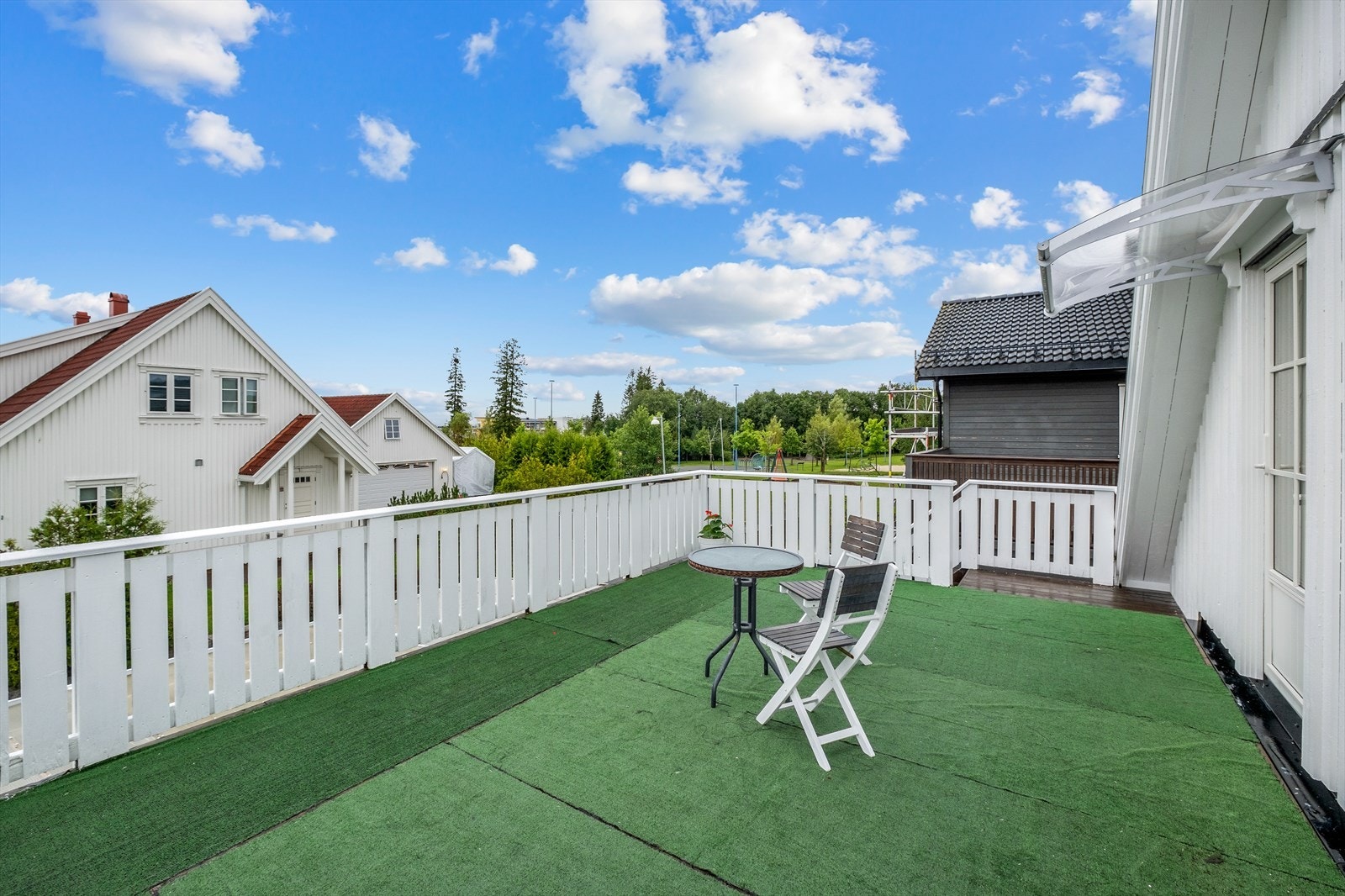 Takterrassen strekker seg over hele 26m² og byr på svært gode solforhold. Galleribilde