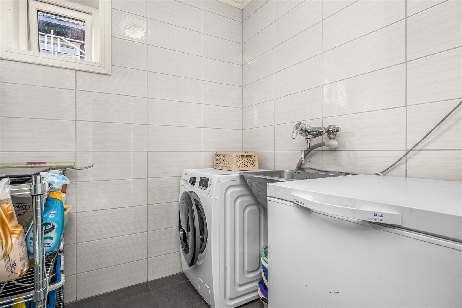 Svært praktisk vaskerom på 3m² vegg i vegg med badet. Galleribilde